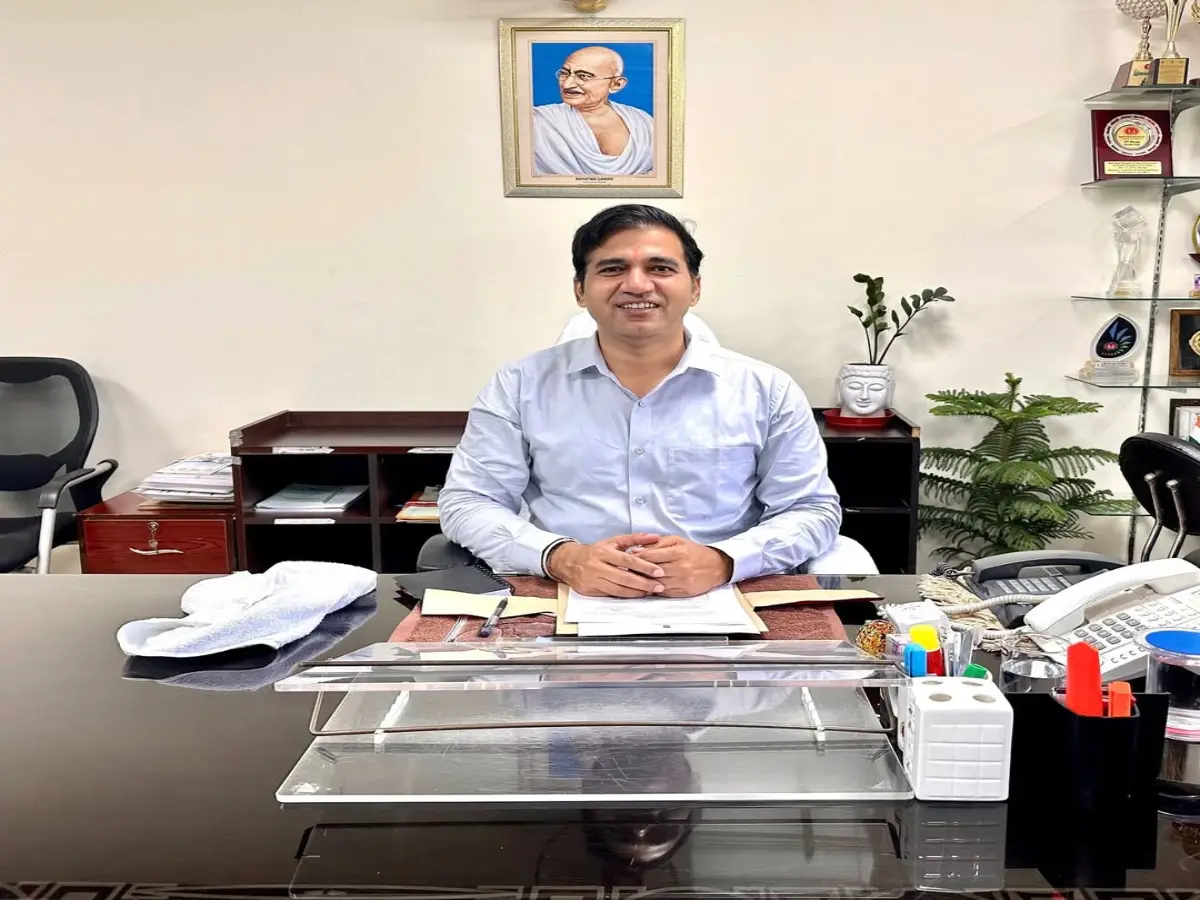 गाड़ी के पीछे दौड़ने से लेकर सोशल मीडिया से दिक्कतों को खत्म करने वाले हीरो हैं राजस्थान के ये IAS, पढ़ें जितेंद्र सोनी की सक्सेस स्टोरी गाड़ी के पीछे दौड़ने से लेकर सोशल मीडिया से दिक्कतों को खत्म करने वाले हीरो हैं राजस्थान के ये IAS, पढ़ें जितेंद्र सोनी की सक्सेस स्टोरी