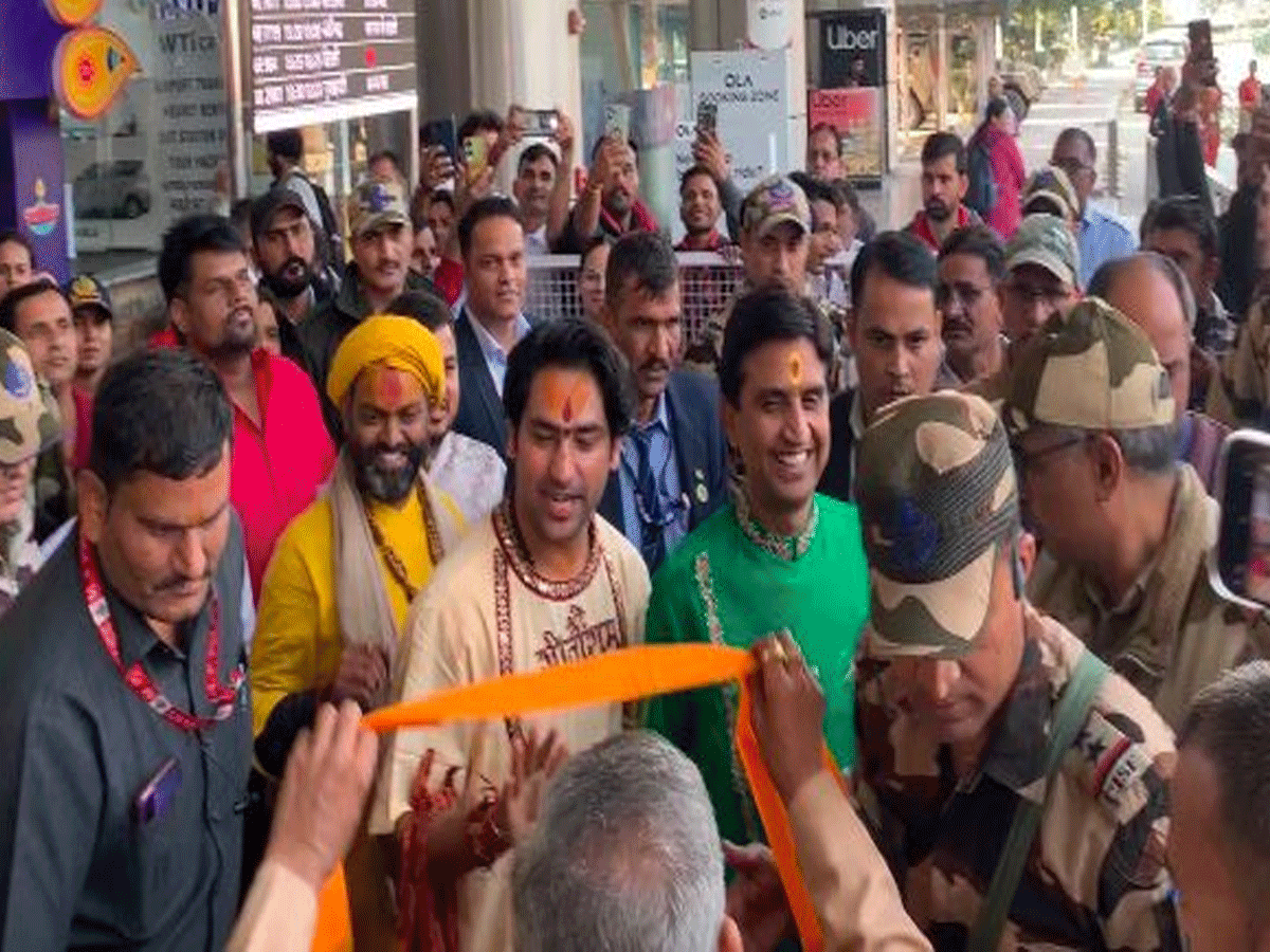 इंद्रेश-शिप्रा के विवाह में पहुंचे आचार्य धीरेंद्र शास्त्री और कुमार विश्वास, जयपुर एयरपोर्ट पर दिया बड़ा बयान