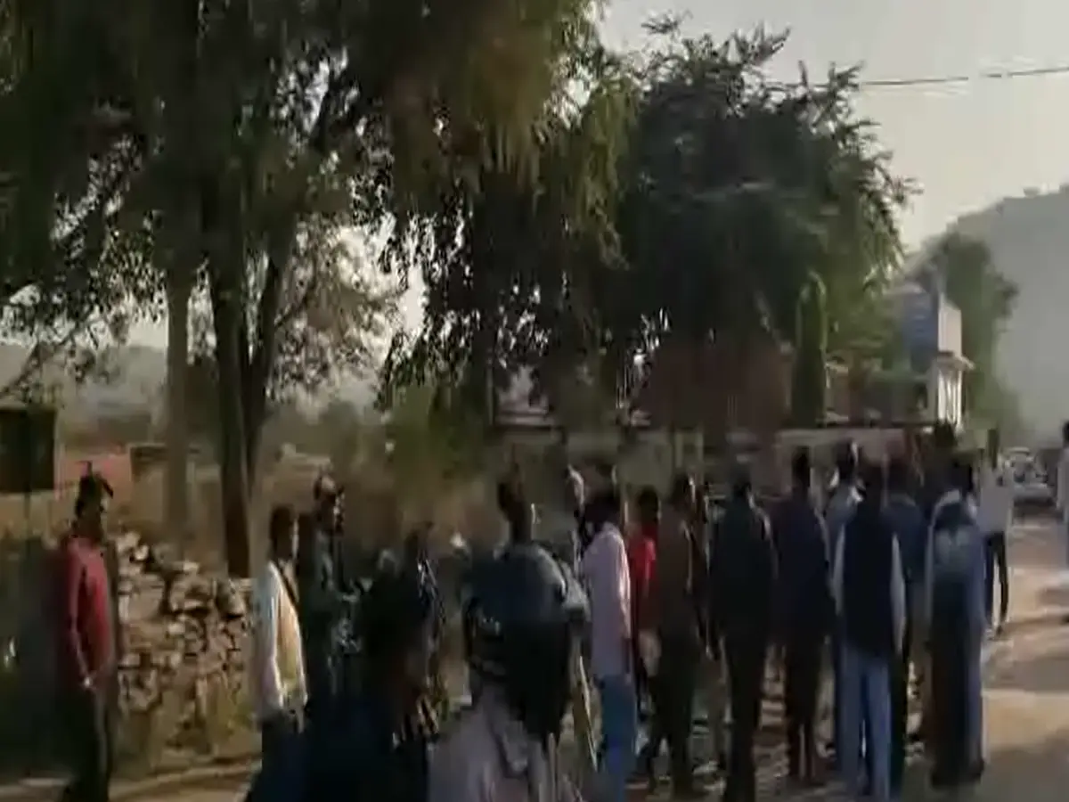 Alwar News:  पुलिस स्टेशन के सामने लवर के रेत डाला युवती का गला, कर डाली हत्या