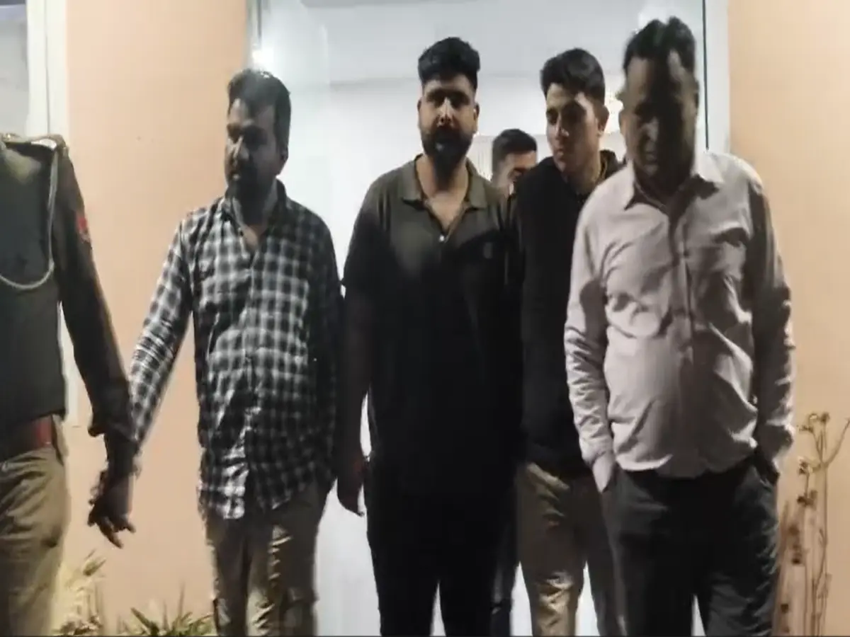 जॉर्जिया से MBBS, भारत में 3 बार फेल… फिर 16 लाख में खरीदी ‘डॉक्टरी’! SOG ने नकली डॉक्टर गिरोह का किया पर्दाफाश