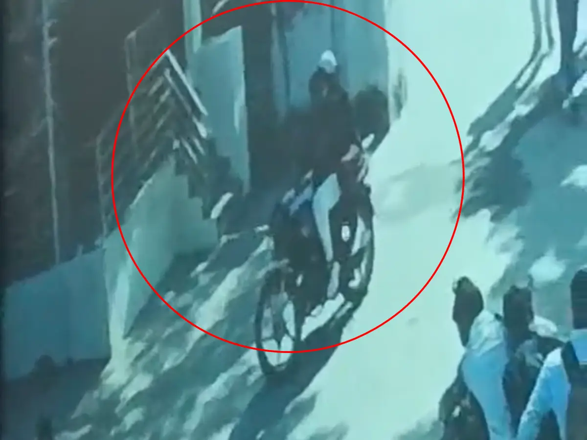 अलवर कॉलेज में दिनदहाड़े हंगामा! लॉ छात्रा से छेड़छाड़ के बाद मारपीट, दोनों बदमाश बाइक पर फरार