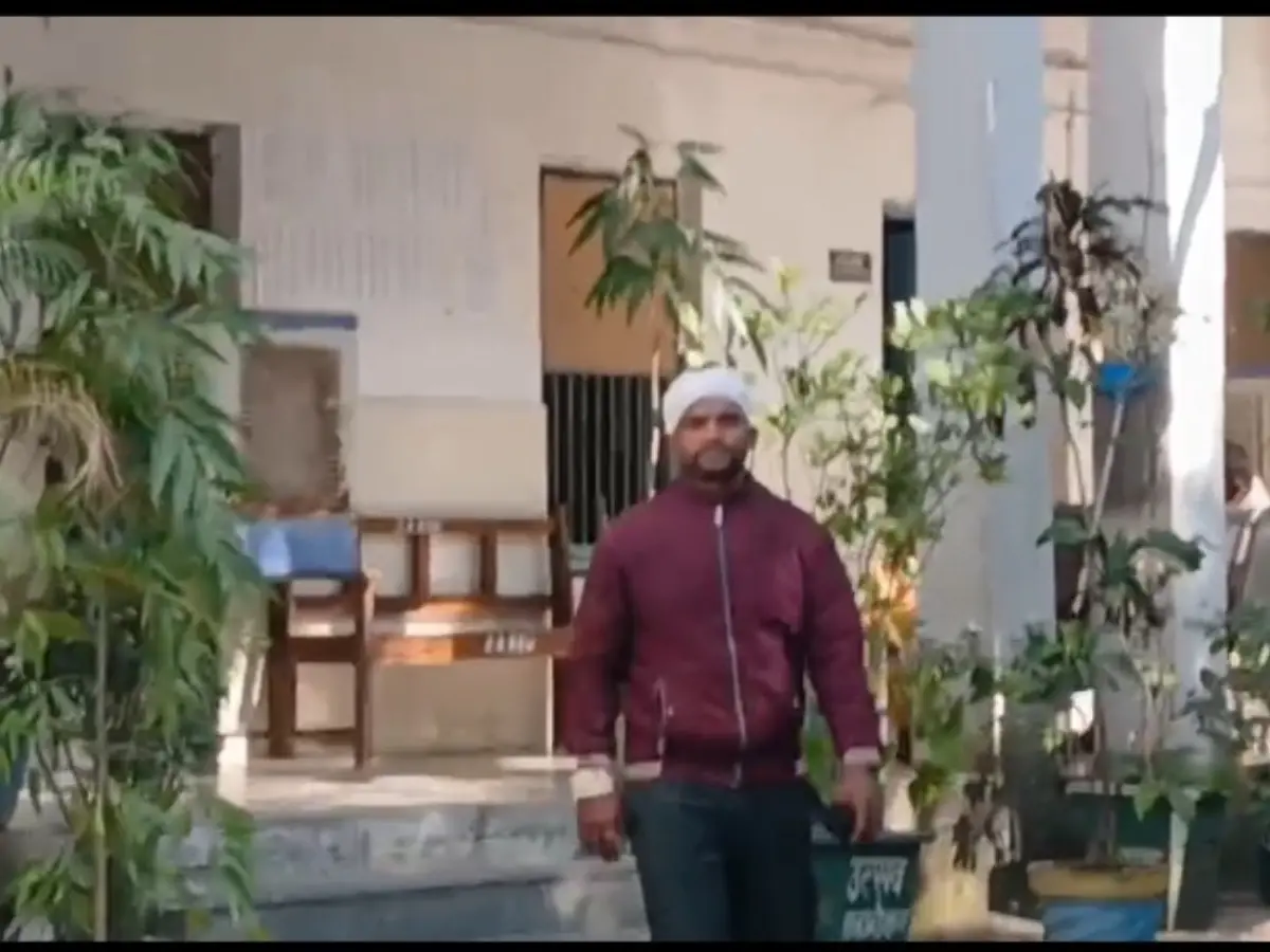 Banswara News: बांसवाड़ा में दिनदहाड़े गैंगवार जैसा मंजर, तलवारों से युवकों पर जानलेवा हमला, वीडियो वायरल कर बदमाशों ने पुलिस को दी खुली चुनौती