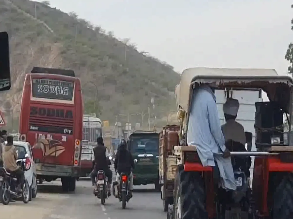 बाड़मेर का NH-68 बस संचालकों के कब्जे में, हाईवे बन गया 'अराजक बस स्टैंड'