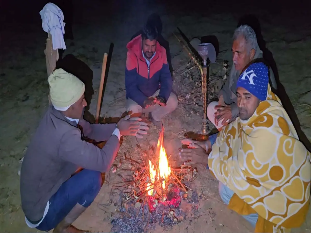 सर्द रातों में सिंचाई करने को मजबूर श्रीगंगानगर में किसान, रात 10 से 4 बजे तक बिजली सप्लाई सर्द रातों में सिंचाई करने को मजबूर श्रीगंगानगर में किसान, रात 10 से 4 बजे तक बिजली सप्लाई