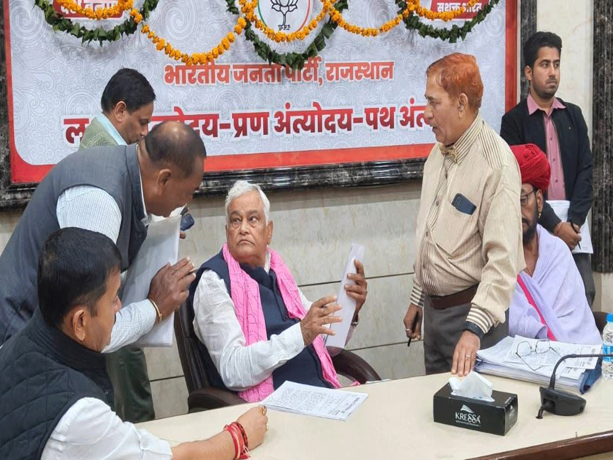 पेड़ के नीचे सुनवाई से लेकर हाथ पर ऑर्डर लिखने तक… मीणा का यूनिक स्टाइल एक बार फिर वायरल! पेड़ के नीचे सुनवाई से लेकर हाथ पर ऑर्डर लिखने तक… मीणा का यूनिक स्टाइल एक बार फिर वायरल!