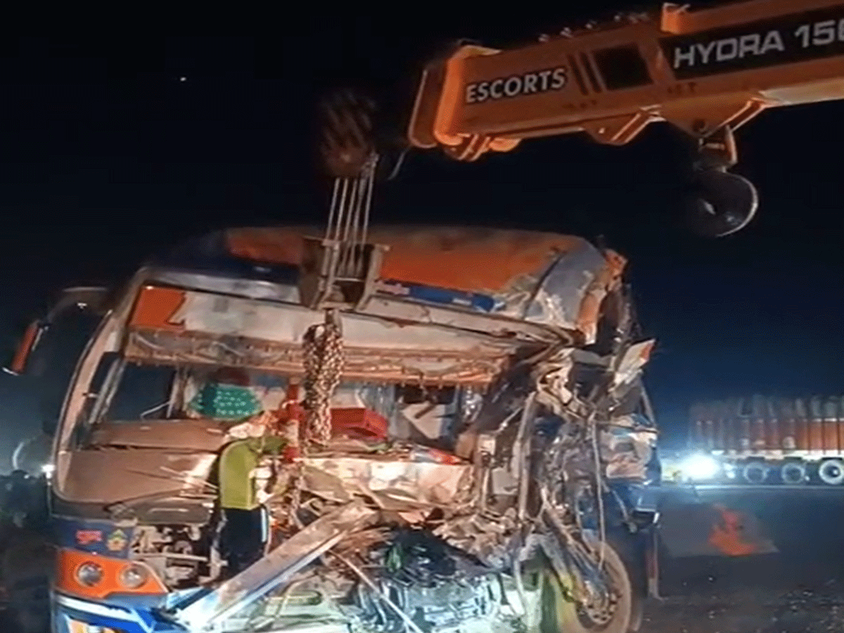 फतेहपुर में खौफनाक हादसा! खाटूश्यामजी जा रही स्लीपर बस और ट्रक की भिड़ंत में 3 की मौत, कई घायल