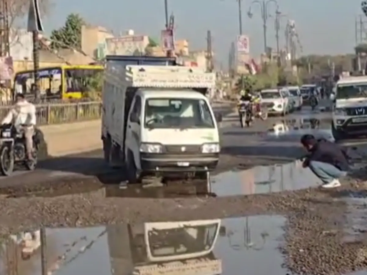 Kotputli News: मौत का हाईवे बना कोटपूतली-नीमकाथाना मार्ग, गड्ढों में समाती सड़क, रोज हादसे!