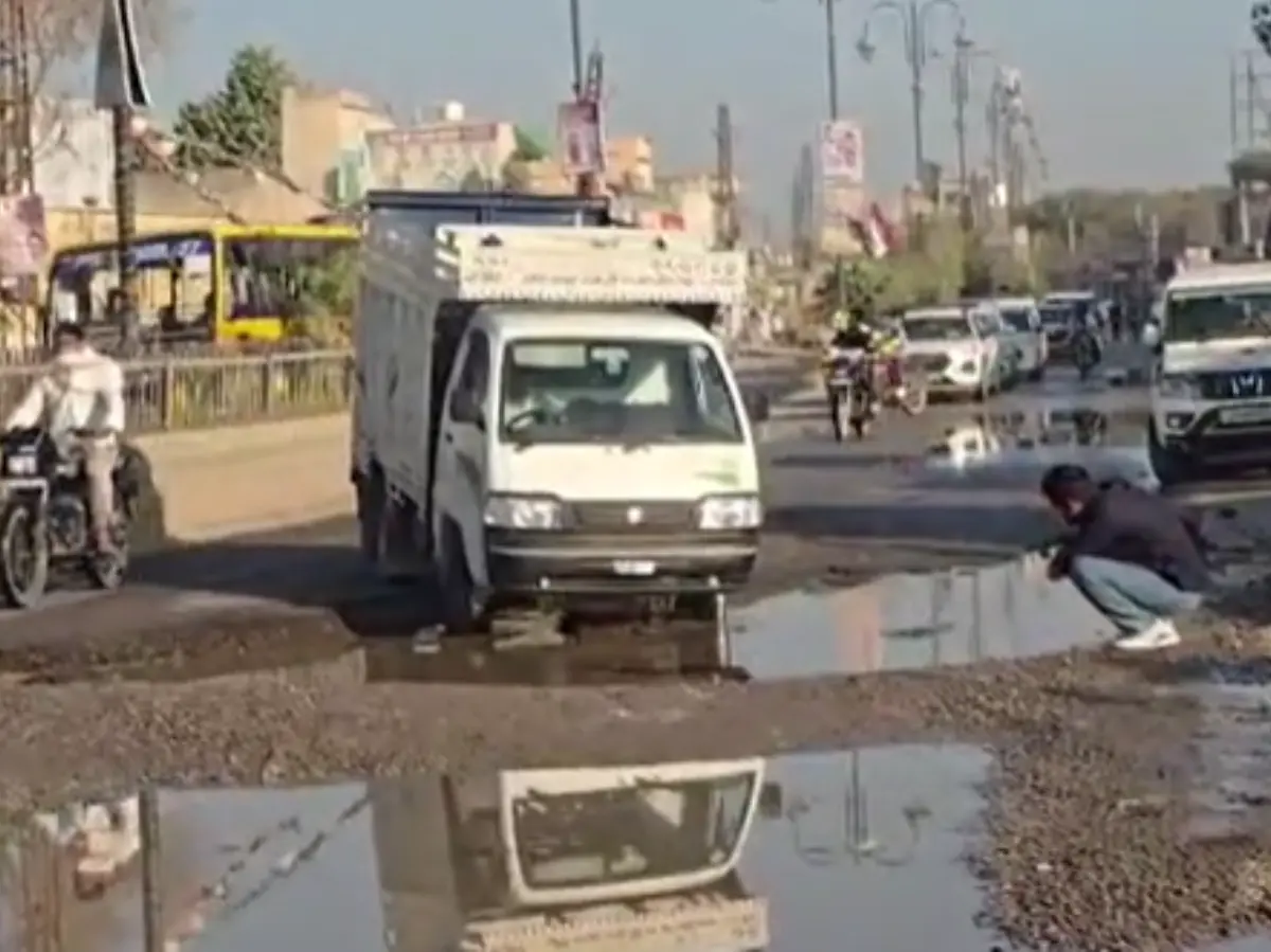 Kotputli News: मौत का हाईवे बना कोटपूतली-नीमकाथाना मार्ग, गड्ढों में समाती सड़क, रोज हादसे!