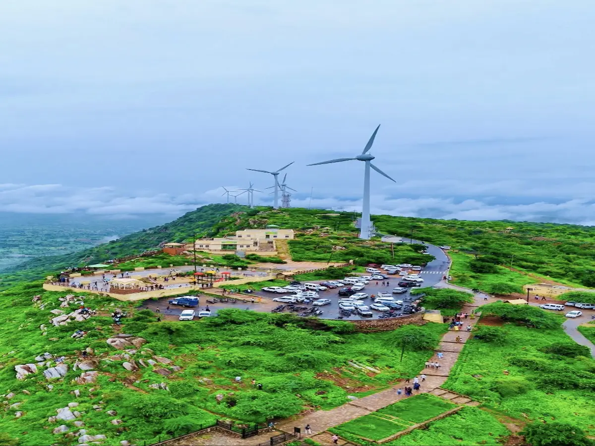 खाटू श्याम के पास है ये पर्वत, जहां बादलों के बीच चलती है पवन चक्की