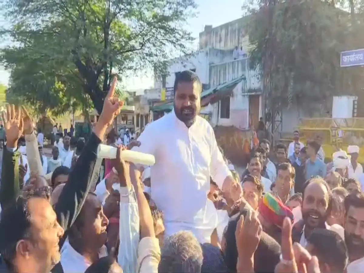 Dungarpur:  कांग्रेस का महापड़ाव , MLA के साथ बेरीकेट्स पर चढ़े समर्थक