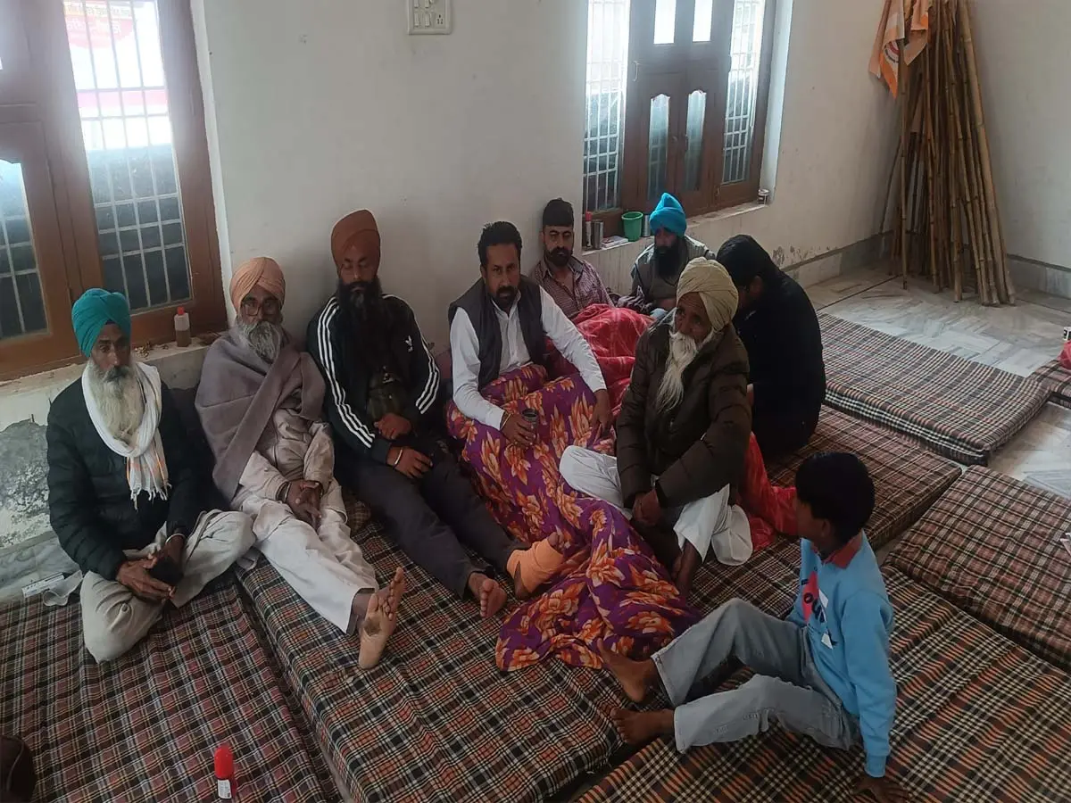 Hanumangarh Tibbi News : गुरुद्वारा साहिब में डेरा डाले बैठे चोटिल किसान, कलेक्टर-एसपी को हटाने की मांग