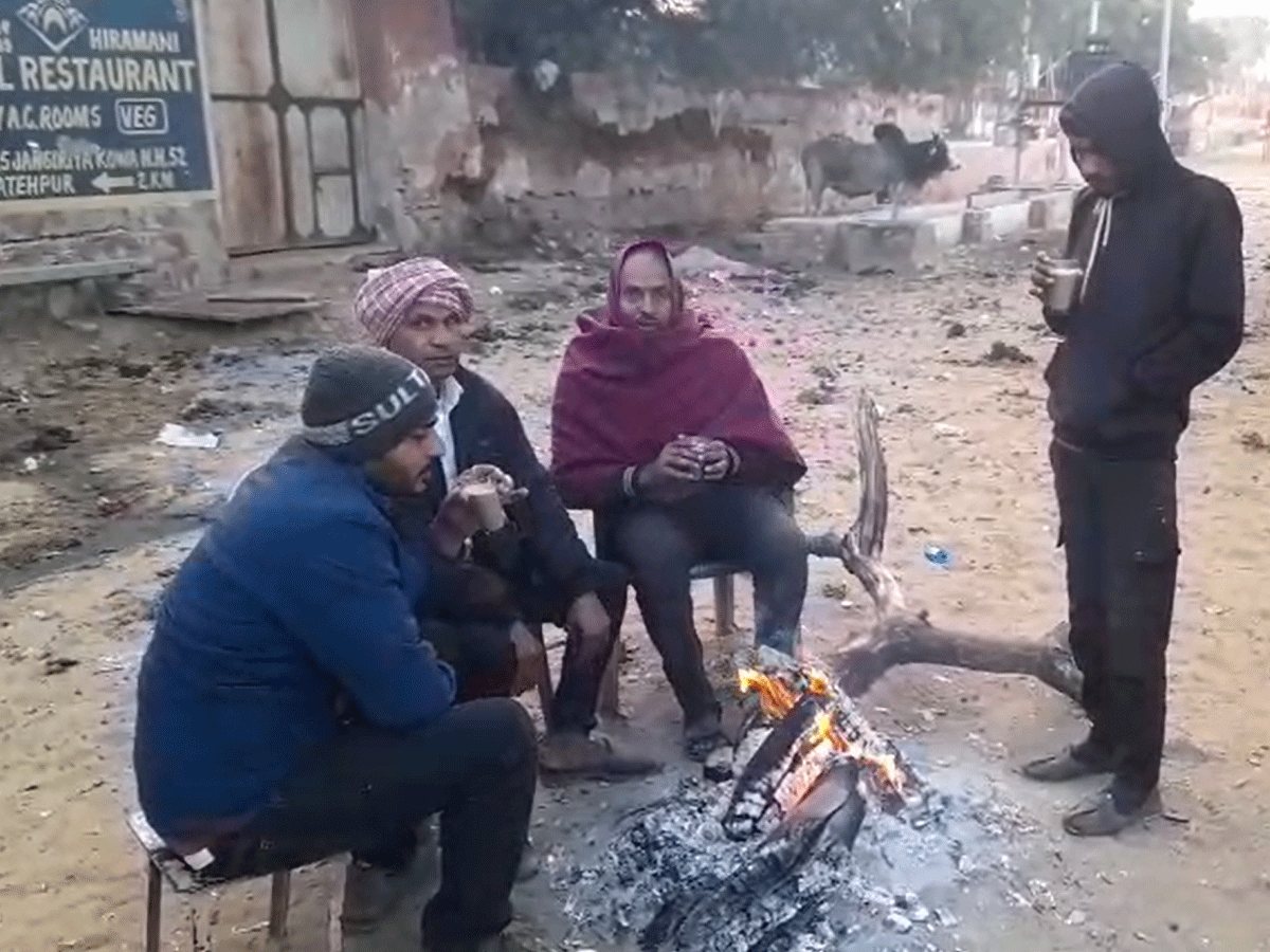 Sikar Weather Update: सीकर में ठंड से कड़कड़ाई लोगों की हड्डियां, आने वाले दिनों में और बढ़ सकती है ठिठुरन Sikar Weather Update: सीकर में ठंड से कड़कड़ाई लोगों की हड्डियां, आने वाले दिनों में और बढ़ सकती है ठिठुरन