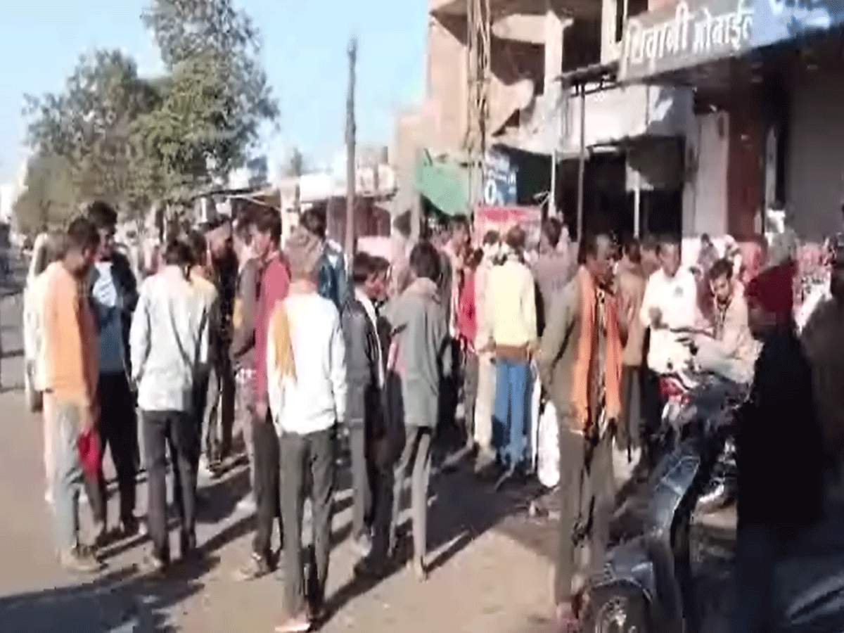 प्रतापगढ़ में मजदूरों की रोजाना जद्दोजहद, अलसुबह लगती है श्रमिकों की मंडी, पर काम की नहीं कोई गारंटी