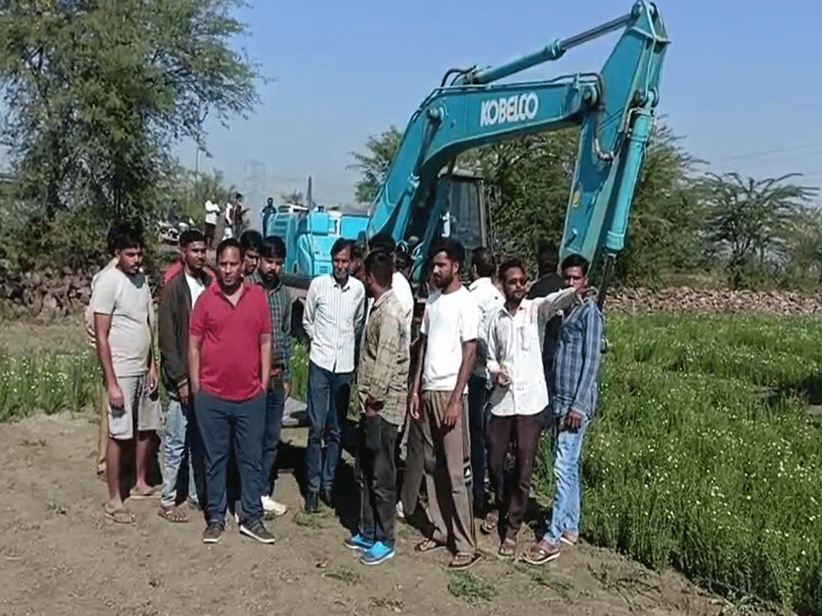 अटरू के किसानों ने रोका अकावद बांध नहर का निर्माण कार्य, बोले- फसल कटने तक नहीं शुरू होने देंगे काम