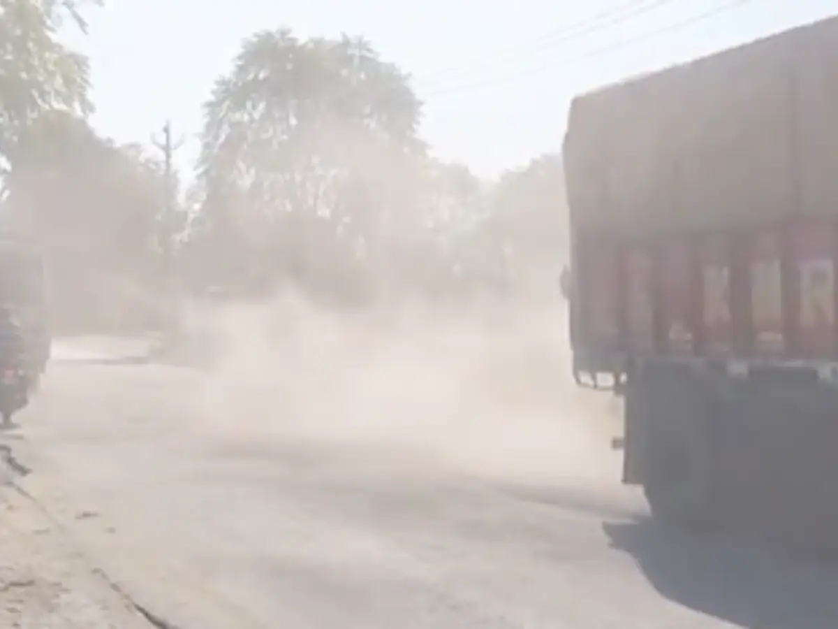 Rajsamand News: राजसमंद की सड़कों पर धूल चाट रहे लोग, 10KM तक हाल बेहाल, उड़ती डस्ट में अटकी छात्र-राहगीरों की सांसें! Rajsamand News: राजसमंद की सड़कों पर धूल चाट रहे लोग, 10KM तक हाल बेहाल, उड़ती डस्ट में अटकी छात्र-राहगीरों की सांसें!