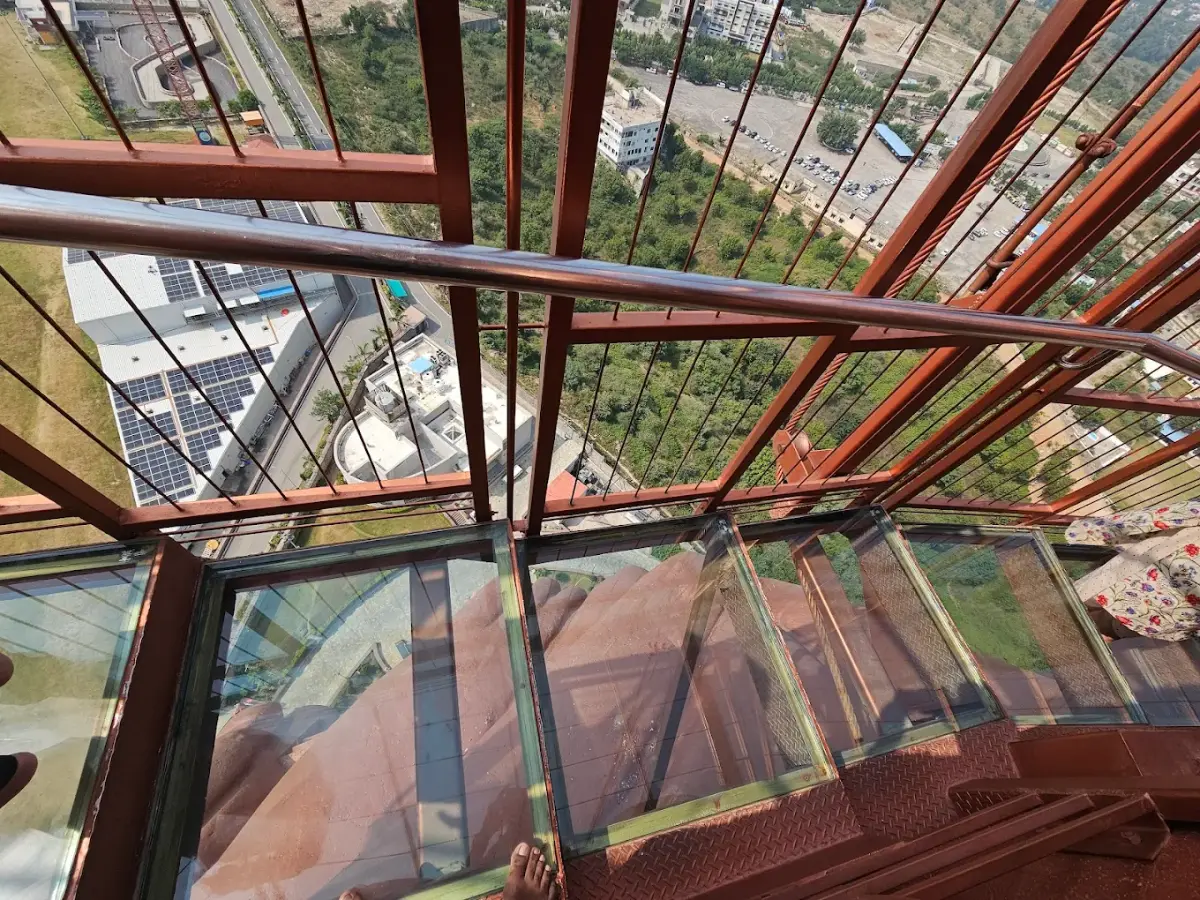 उदयपुर से मात्र 1 घंटे की दूरी में कांच के पुल पर चलने का रोमांचक अनुभव, नजारे देख आप हो जाएंगे हैरान!