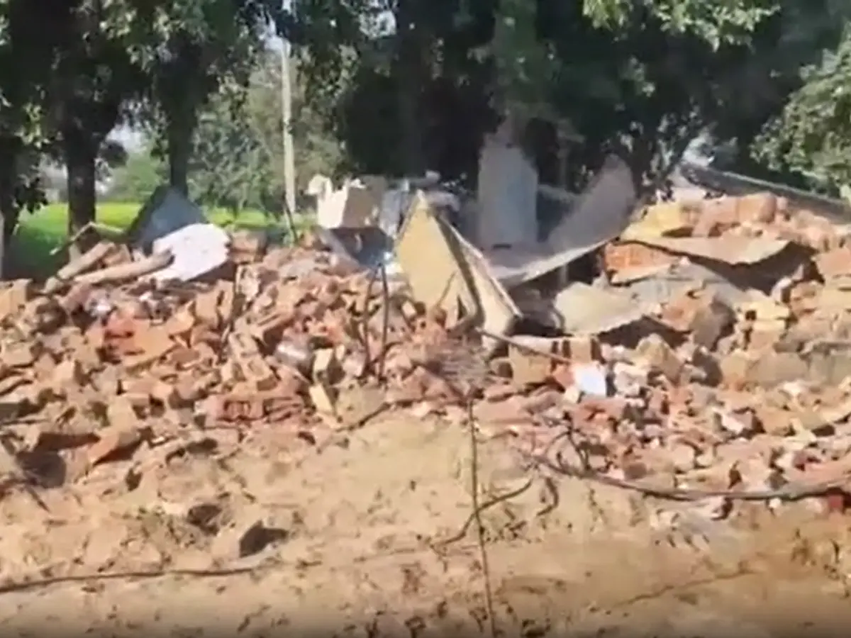 झुंझुनूं में बदमाशों ने परिवार का उजाड़ दिया आशियाना, JCB से आधे घंटे में मकान किया जमींदोज