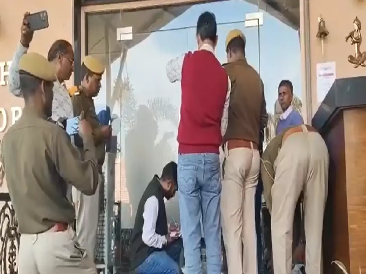 Alwar: राजस्थान हाईकोर्ट के आदेश पर UIT ने होटल देसी ठाठ को फिर किया सील, स्टाफ ने किया विरोध