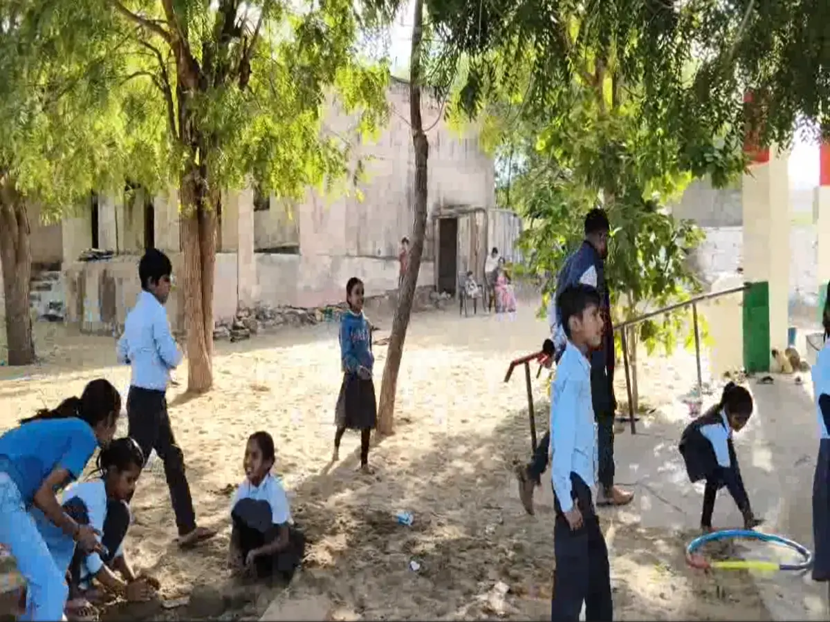 ना क्लासरूम, ना छत… सड़क बनी स्कूल! बाड़मेर में सरकारी शिक्षा की शर्मनाक तस्वीर ना क्लासरूम, ना छत… सड़क बनी स्कूल! बाड़मेर में सरकारी शिक्षा की शर्मनाक तस्वीर