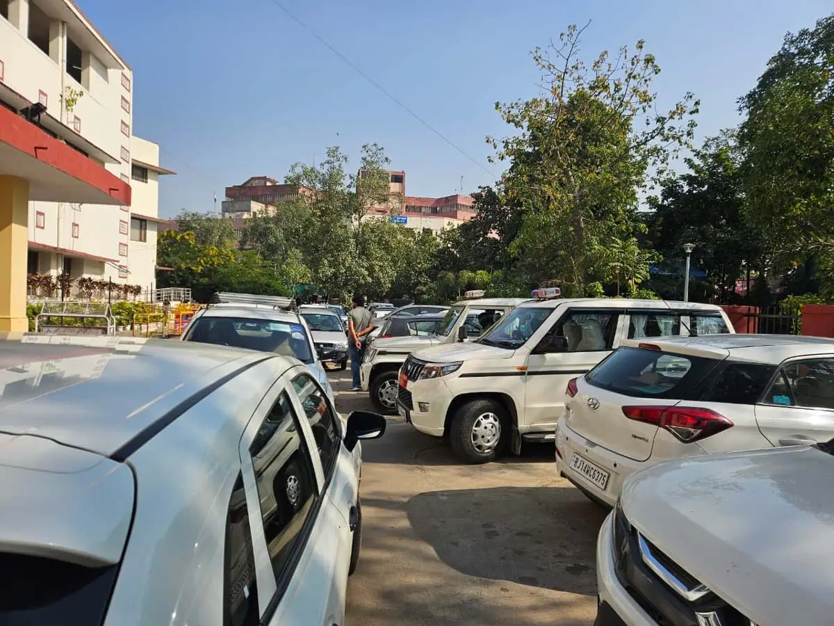 जयपुर कलेक्ट्रेट में अफसर ही बेबस, कौन कर रहा पार्किंग से कमाई ?