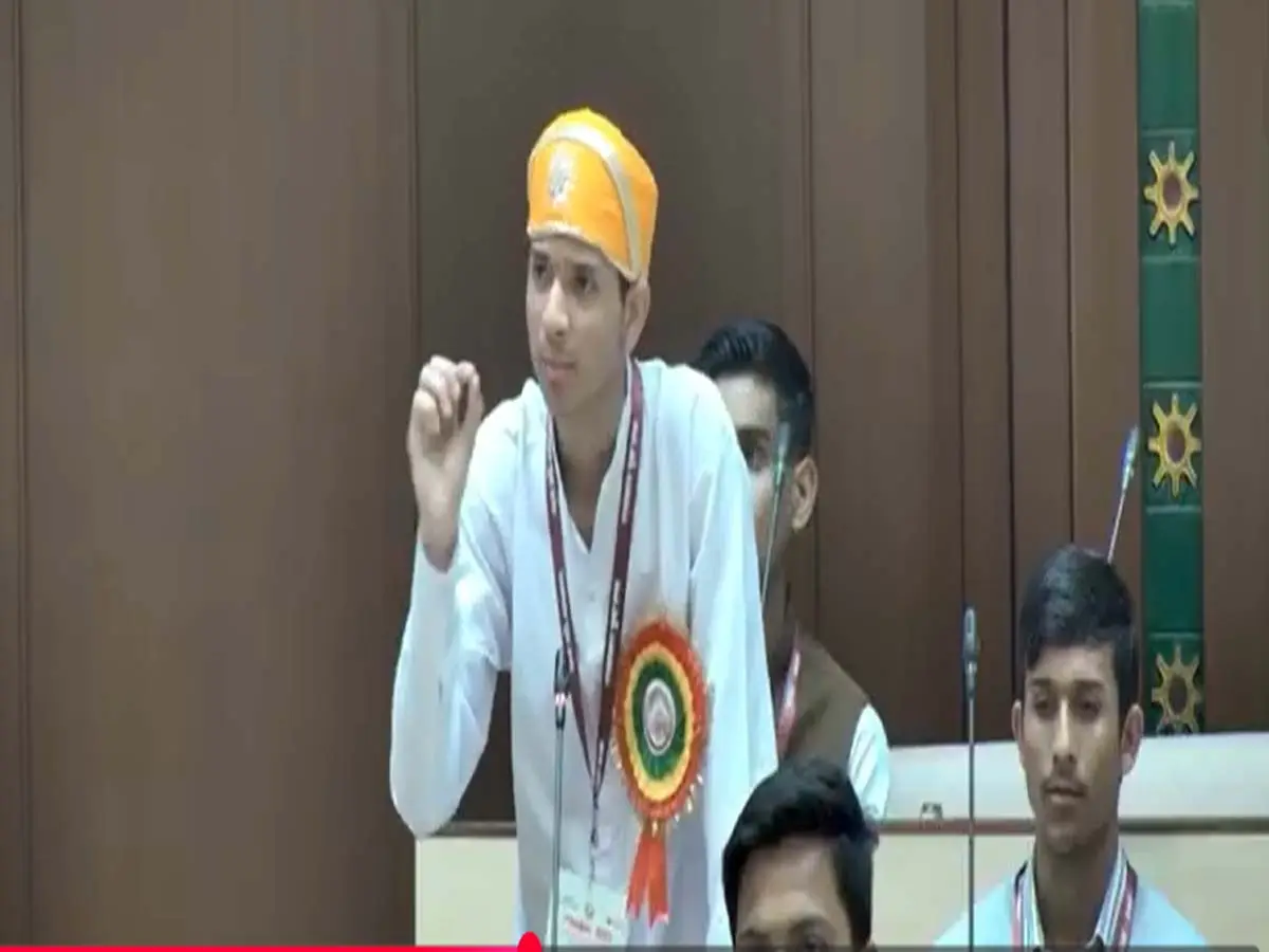 युवा संसद में 41 जिलों के 165 स्टूडेट्स के सुलगते सवाल, जवाब किसके पास ?