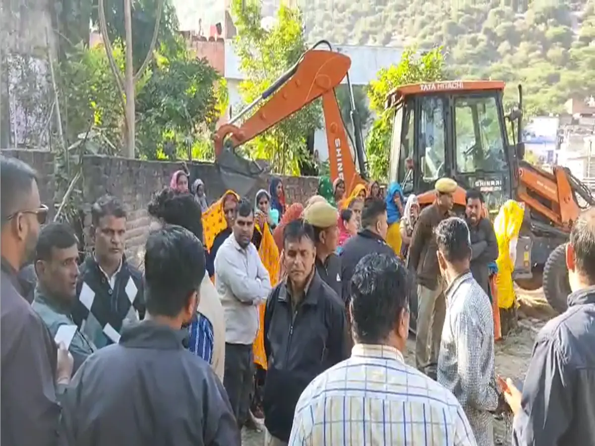 अलवर वार्ड 10 में निगम की कार्रवाई पर बवाल, गरीब महिला की दीवार हटाने पर लोगों का विरोध