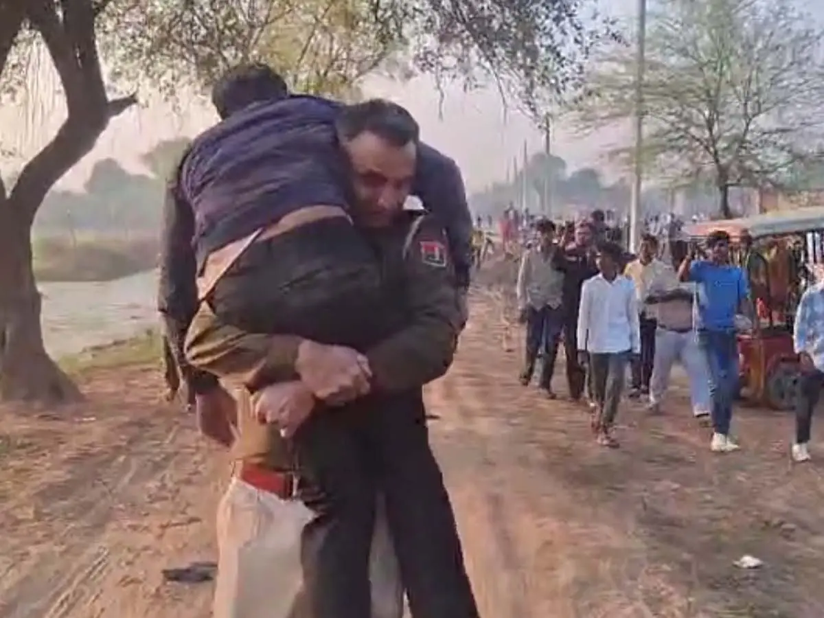हैड कांस्टेबल मनोज गुर्जर ने भीड़ से बचाई युवक की जान, कंधे पर उठाकर पहुंचाया अस्पताल