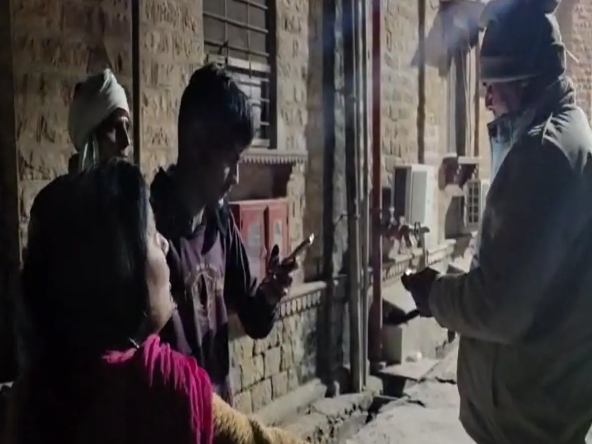 Alwar: अस्पताल में देर रात हंगामा, महिला पर पुलिस से धक्का-मुक्की और कपड़े उतारने का आरोप!