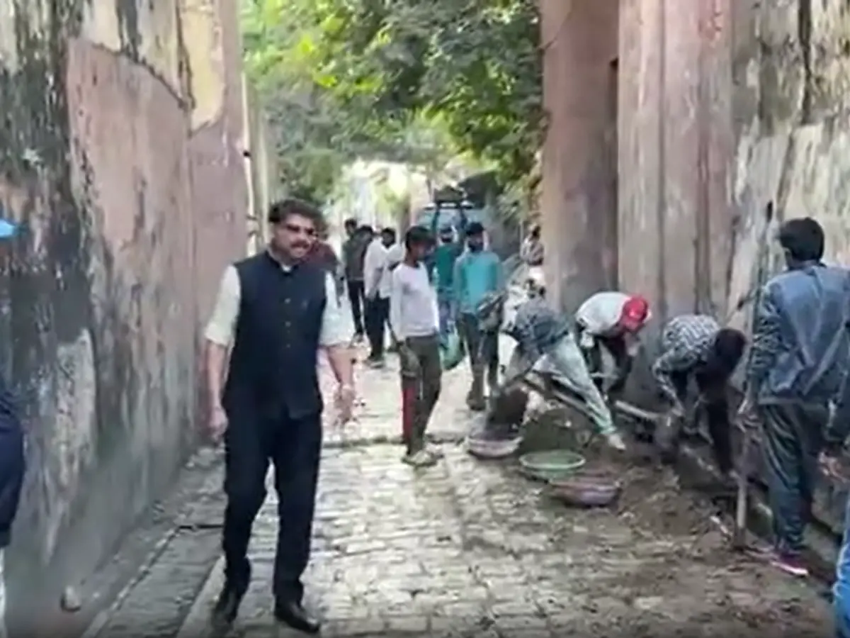 निगम की लापरवाही पर महल प्रशासन का कड़ा एक्शन! नाले से निकाली एक ट्रॉली गंदगी निगम की लापरवाही पर महल प्रशासन का कड़ा एक्शन! नाले से निकाली एक ट्रॉली गंदगी
