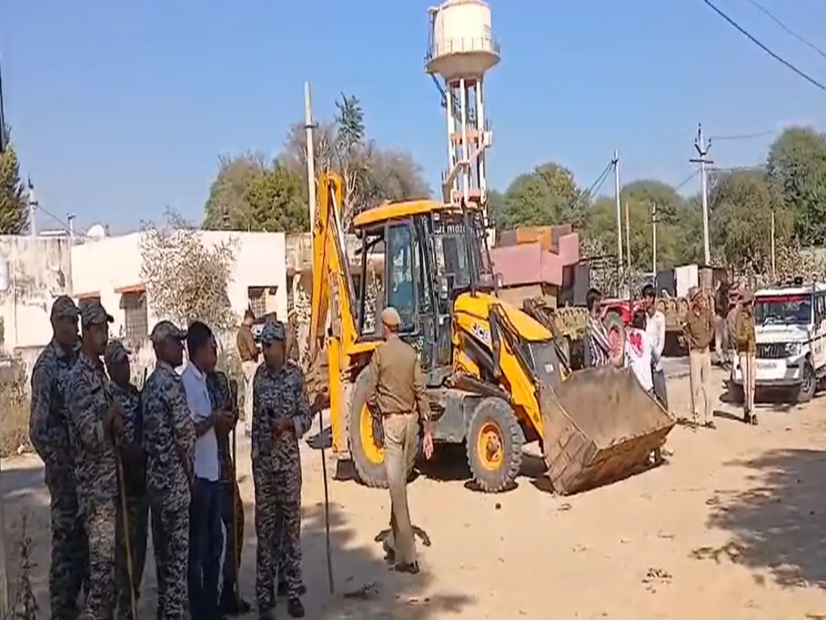 Sikar: झुंझुनू में हुई गैंगवार के बाद बदमाश श्रवण भदवासी के अवैध कमर्शियल भवन पर चला पीला पंजा