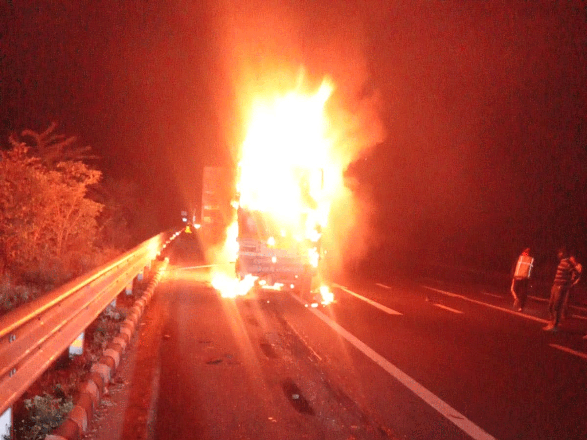 अलवर में दिल्ली-मुंबई एक्सप्रेसवे पर भीषण हादसा! पिकअप में आग, जिंदा जले 3 शख्स