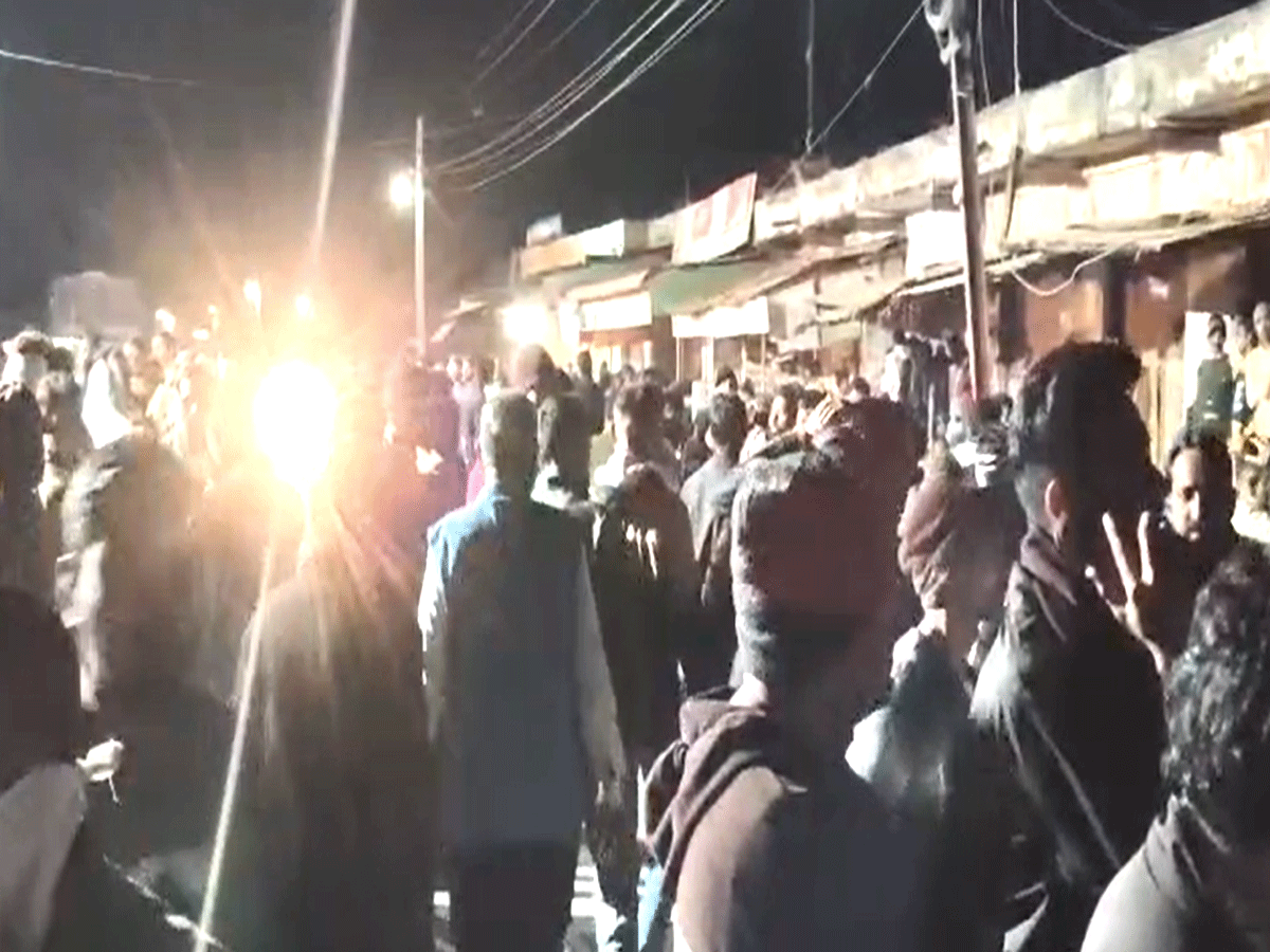 'लाडो का अंतिम संस्कार नहीं करेंगे, जब तक छेड़छाड़ के आरोपी के घर पर बुलडोजर नहीं चलेगा'