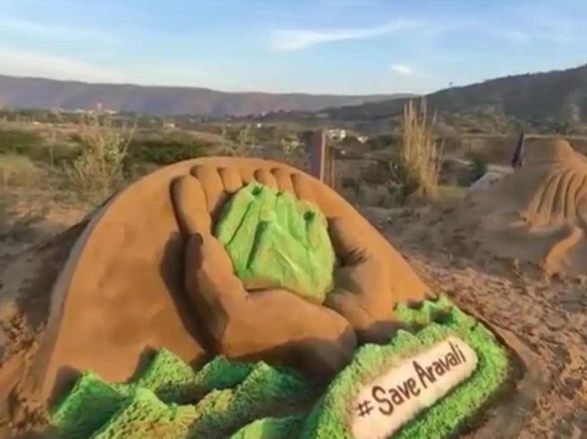 Save Aravalli Campaign: अरावली बचाने का अनोखा संदेश, 100 टन बालू से बनी कलाकृति, पुष्कर से अरावली संरक्षण की पुकार Save Aravalli Campaign: अरावली बचाने का अनोखा संदेश, 100 टन बालू से बनी कलाकृति, पुष्कर से अरावली संरक्षण की पुकार
