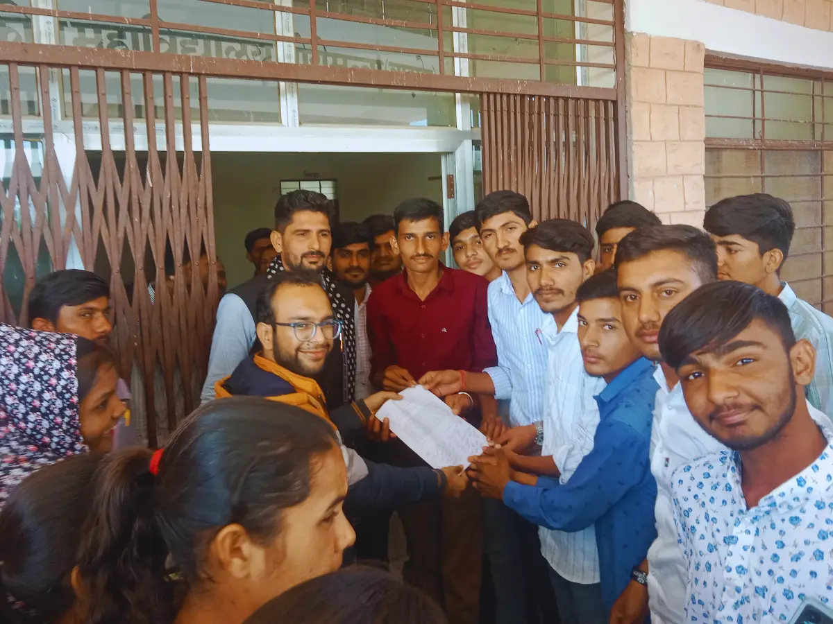 JNVU फीस बढ़ोतरी के विरोध में MBR PG कॉलेज में छात्रों का प्रदर्शन, गेट पर जड़ा ताला