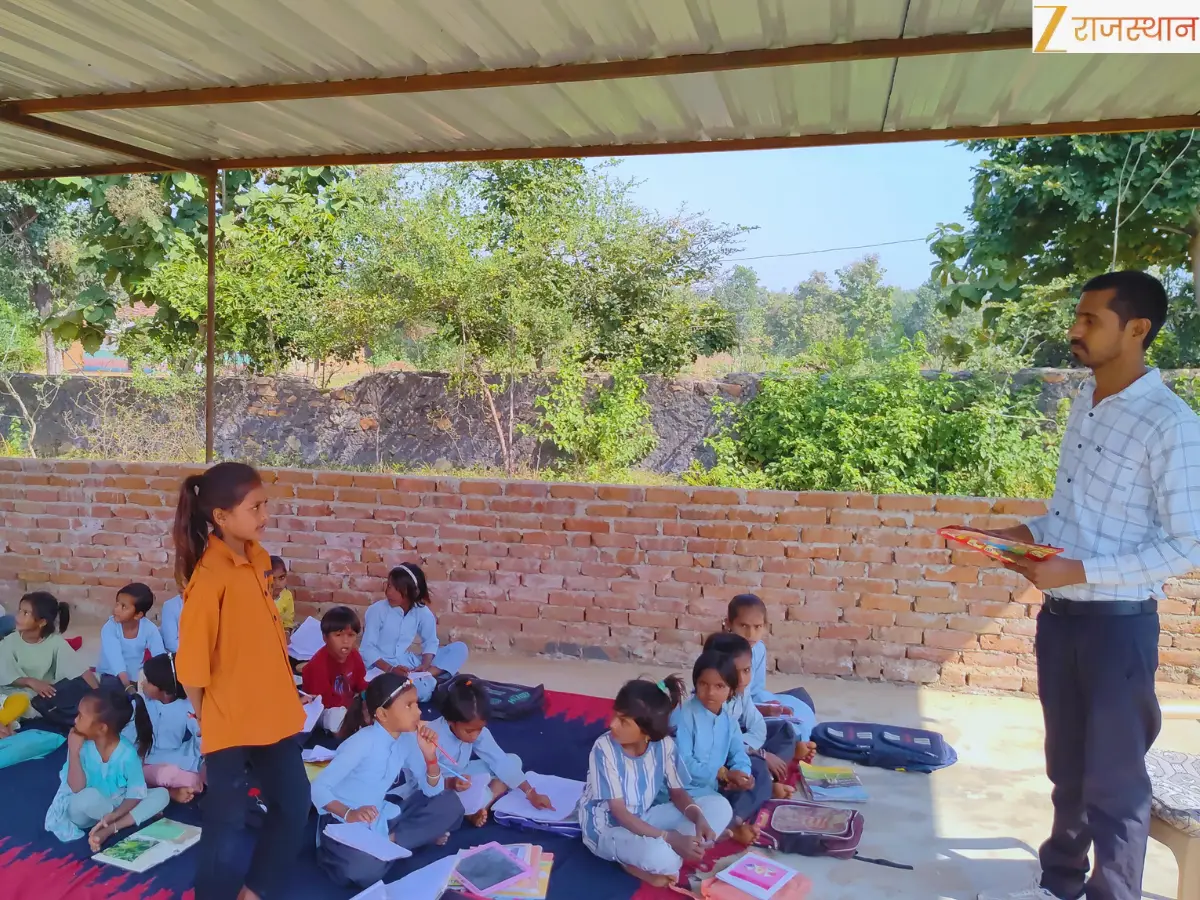 Dungarpur: जर्जर भवन के बीच जज्बा जिंदा, ग्रामीणों-शिक्षकों ने टीन शेड में बचाई बच्चों की पढ़ाई