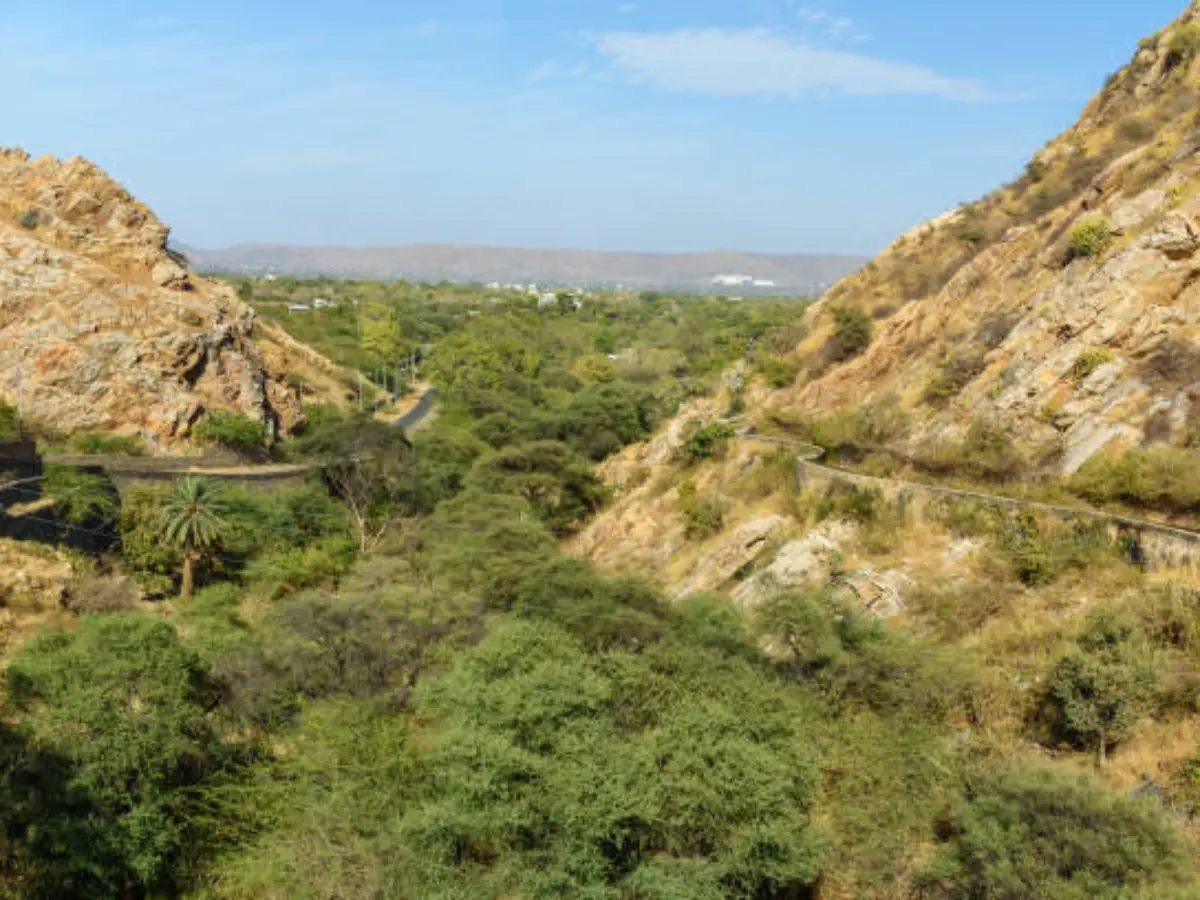 Aravalli Hills: अरावली की गोद में बसे राजस्थान के शानदार किले, जयबाण तोप से महान दीवार तक ऐतिहासिक रत्न