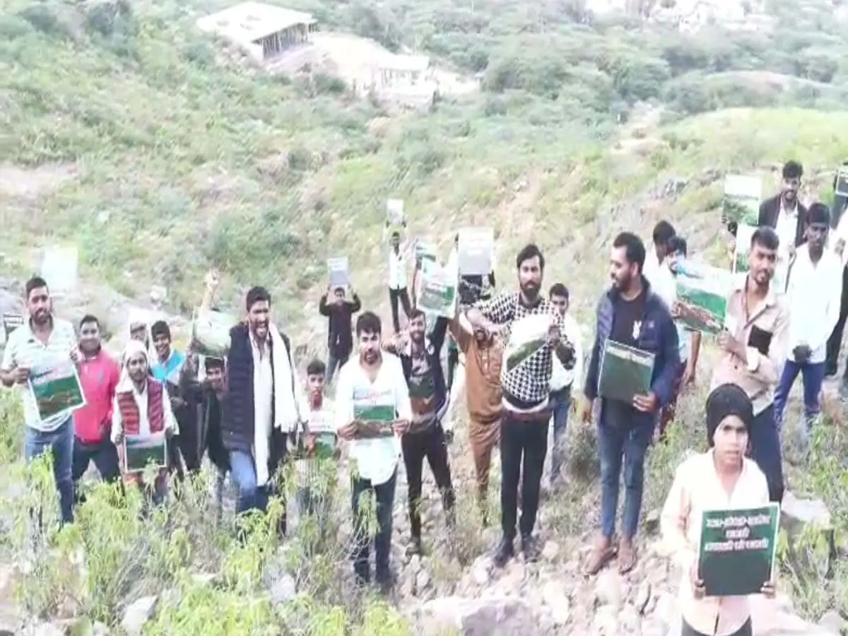 कोटपूतली में अरावली की पहाड़ियों पर चढ़े ग्रामीण, हाथों में दिखे अरावली बचाओ के पोस्टर