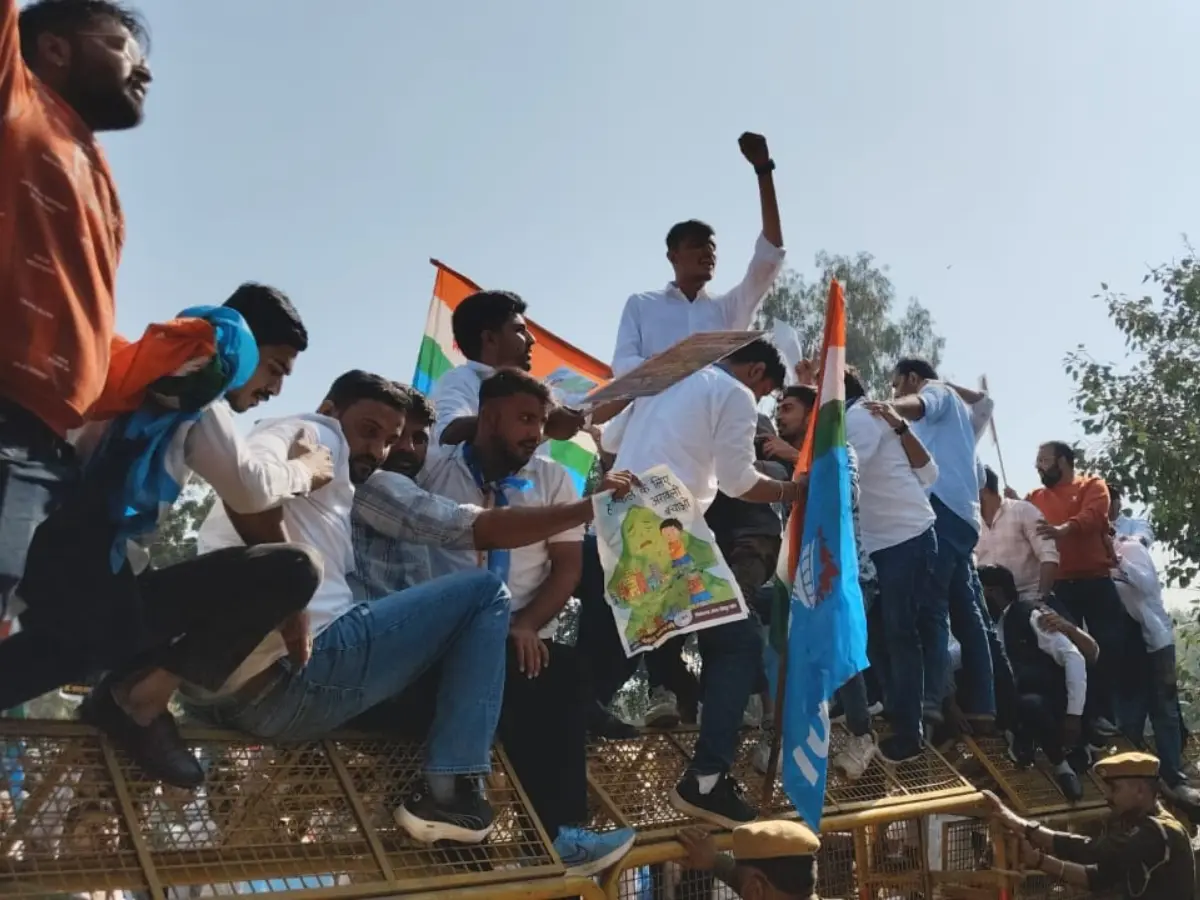 NSUI Protest | अरावली पर्वतमाला बचाने को लेकर सड़कों पर उतरे NSUI