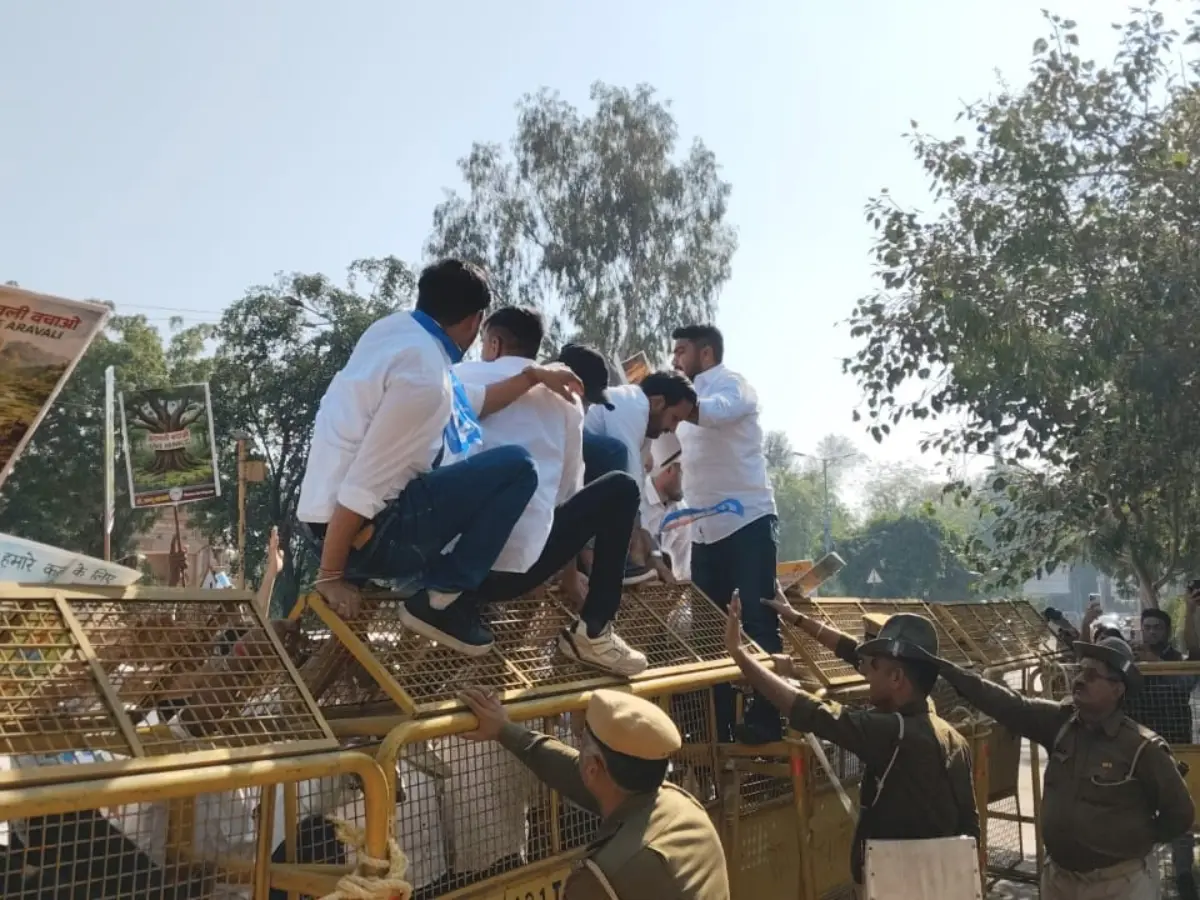 NSUI Protest | अरावली पर्वतमाला बचाने को लेकर सड़कों पर उतरे NSUI