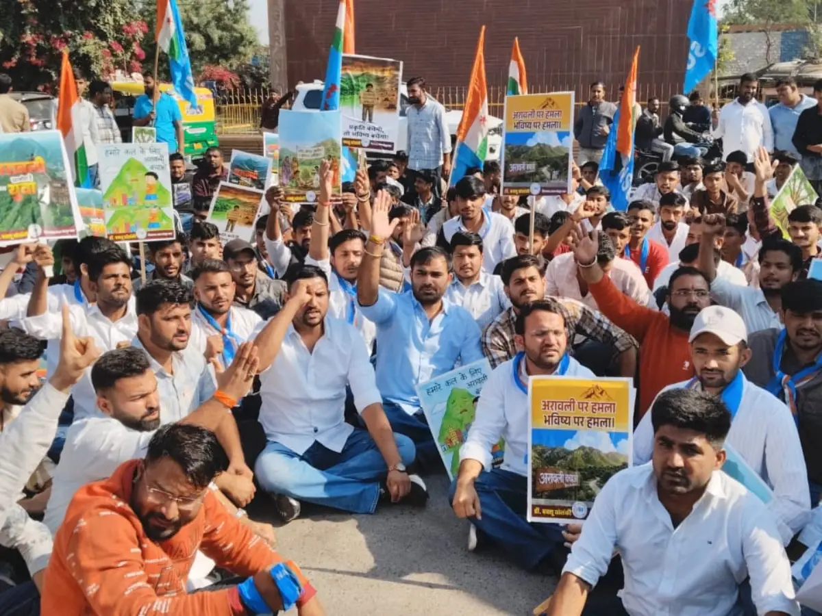 NSUI Protest | अरावली पर्वतमाला बचाने को लेकर सड़कों पर उतरे NSUI