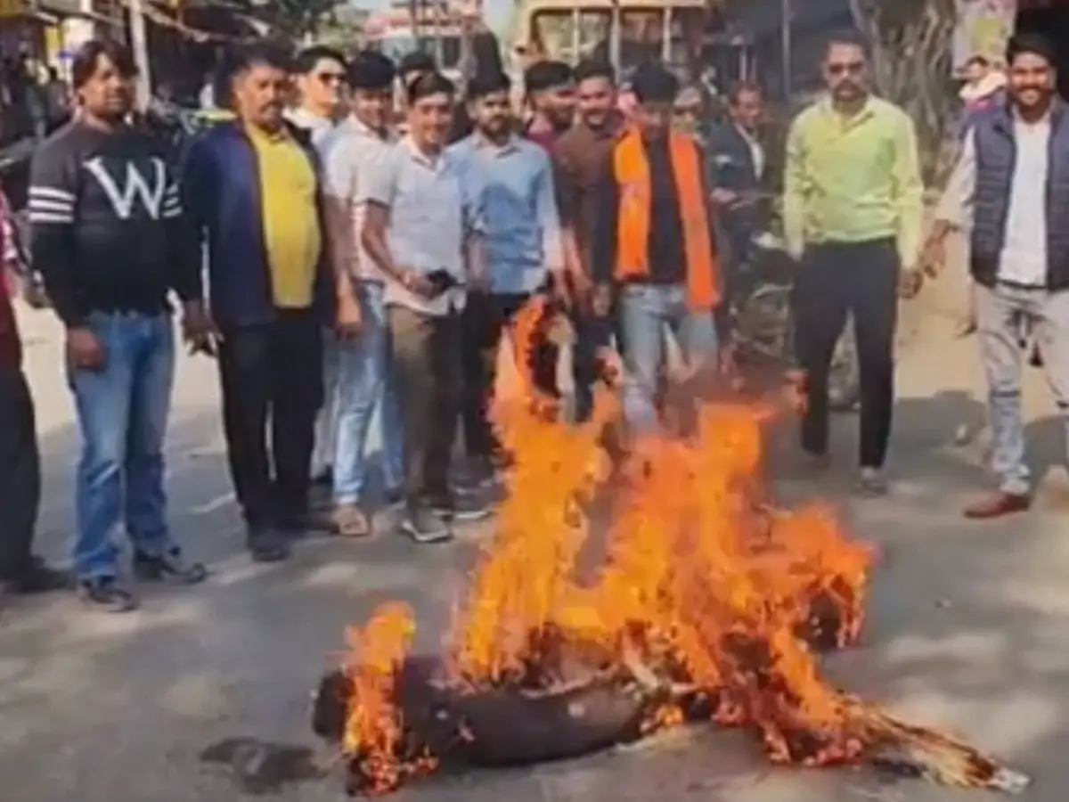 बांग्लादेश में हिंदू अत्याचार के विरोध में हिंदू संगठनों का प्रदर्शन, इस्लामी जिहाद का फूंका पुतला