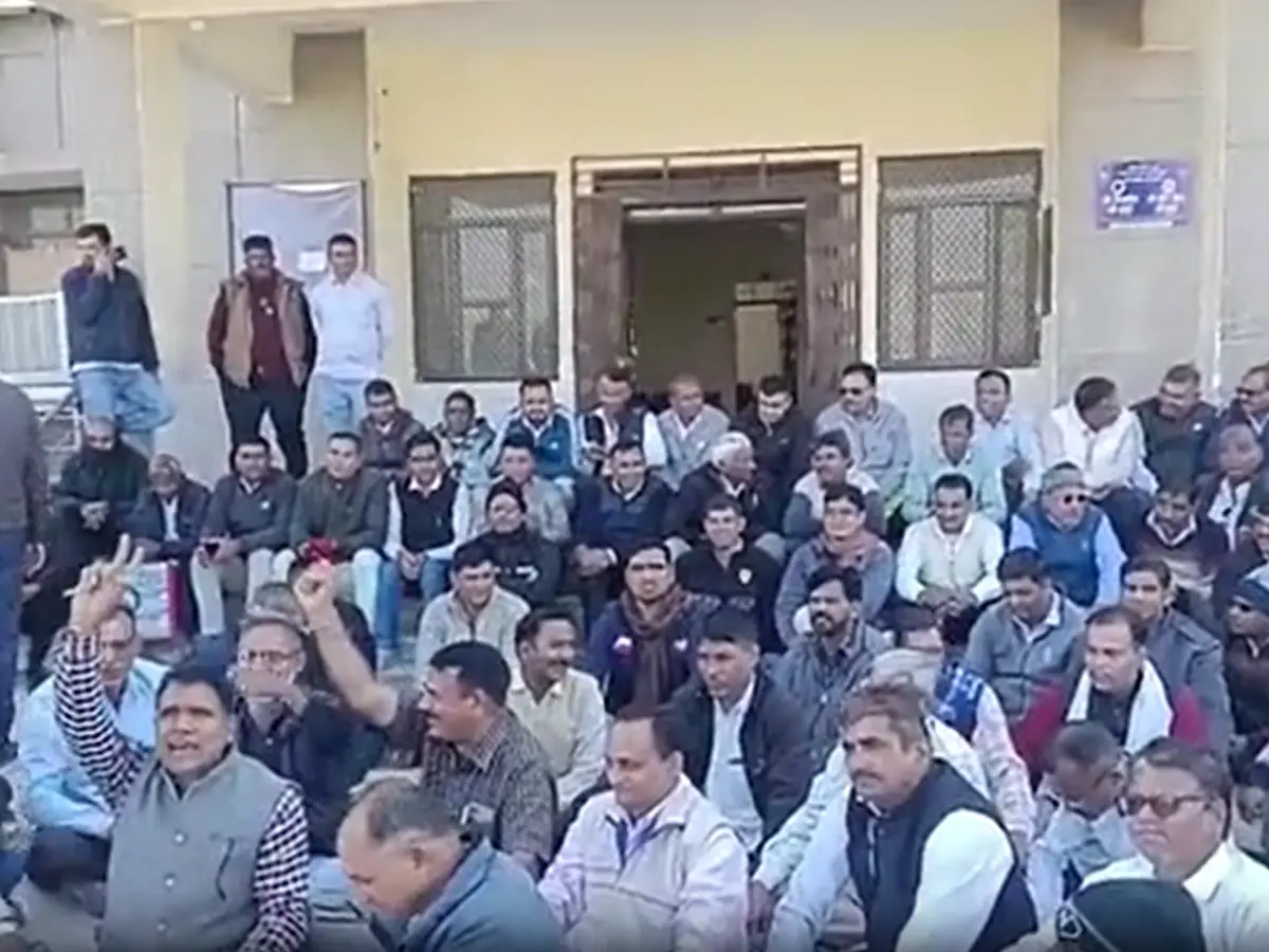 OBC सर्वे में ड्यूटी लगाने के विरोध में शिक्षकों का हल्ला बोल, SDM कार्यालय के बाहर धरने पर बैठे BLO