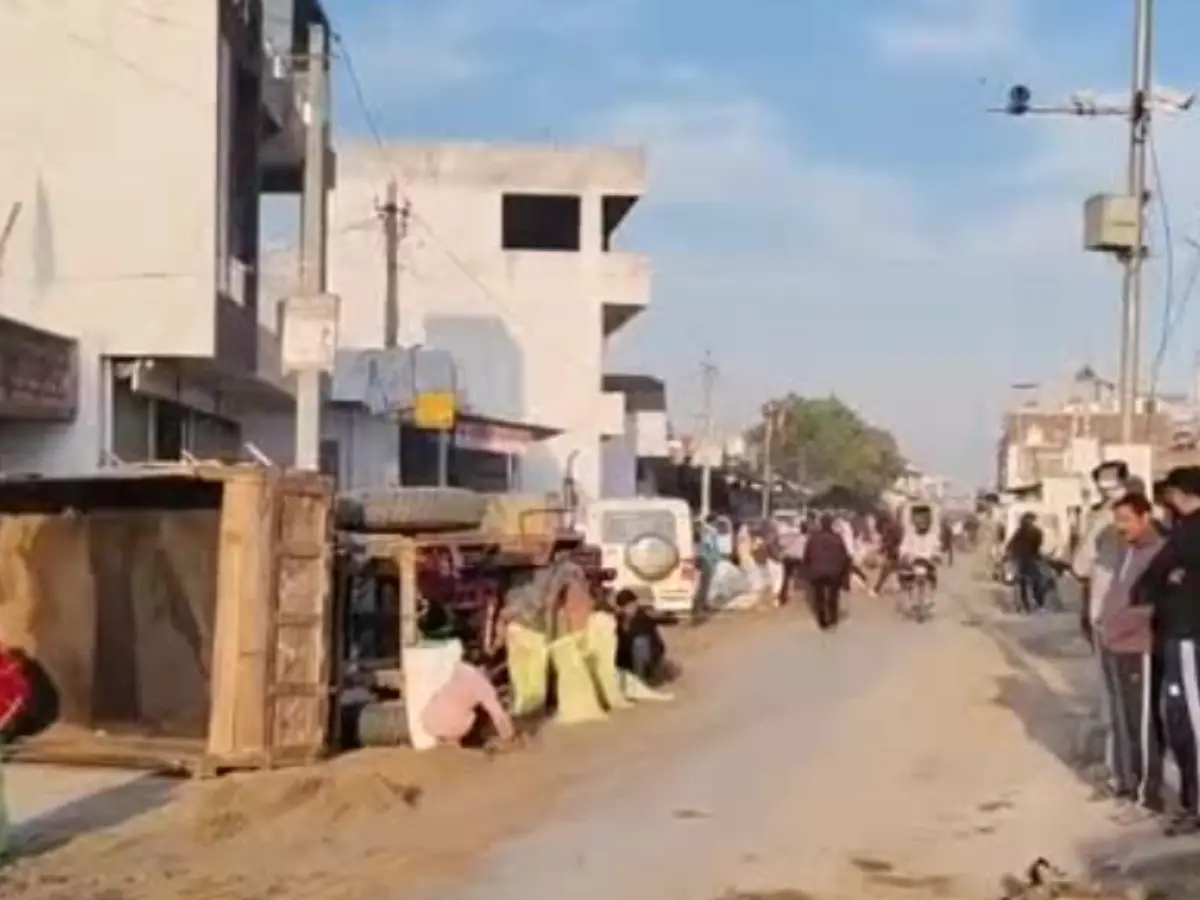 पुलिस से बचने के लिए माफिया ने सड़क पर बिखरा दी बजरी, बोरा लेकर भरने दौड़ पड़े लोग