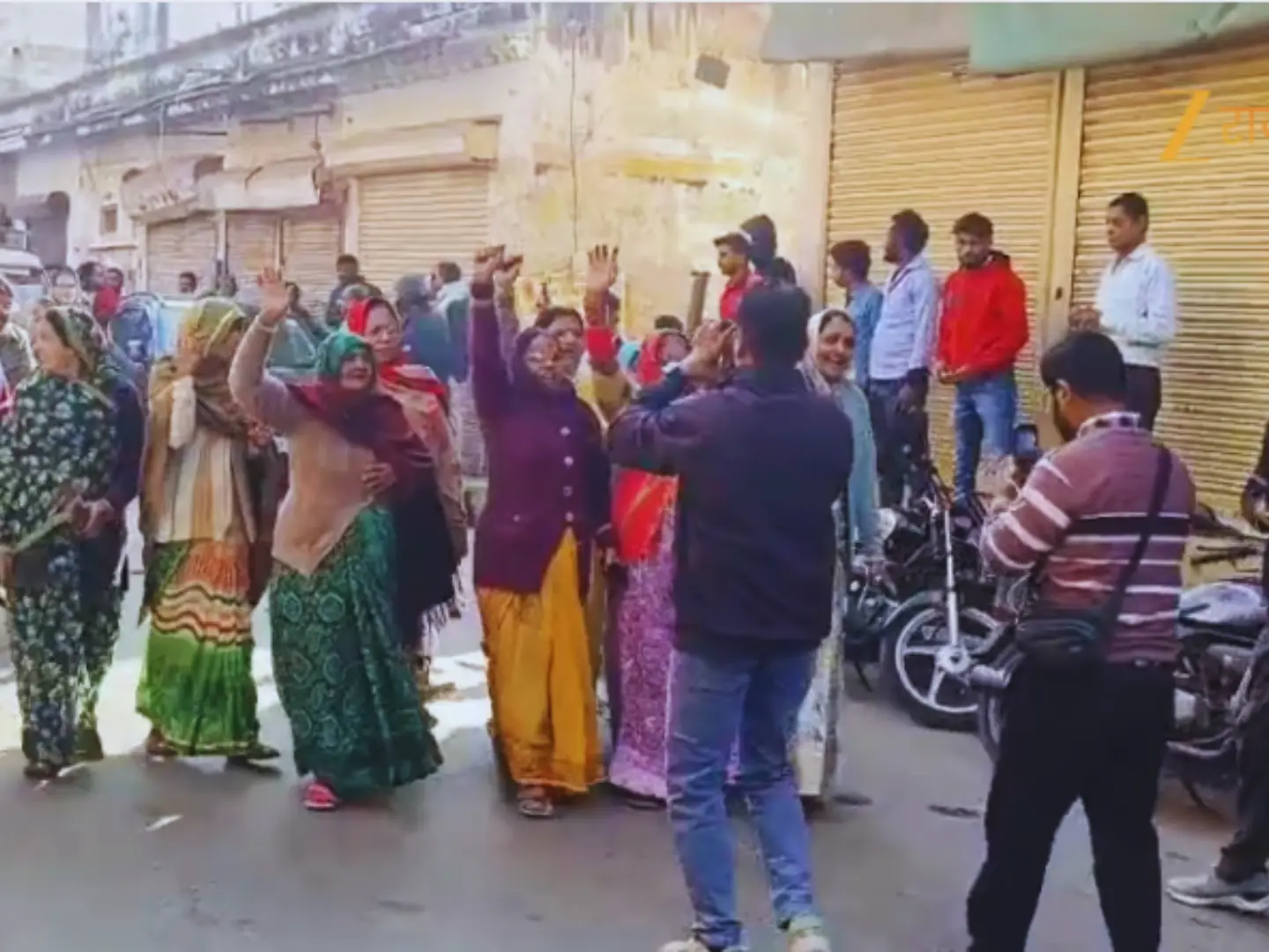 देखिए VIDEO: राजगढ़ में केंद्रीय विद्यालय के फैसले ने मचाया बवाल