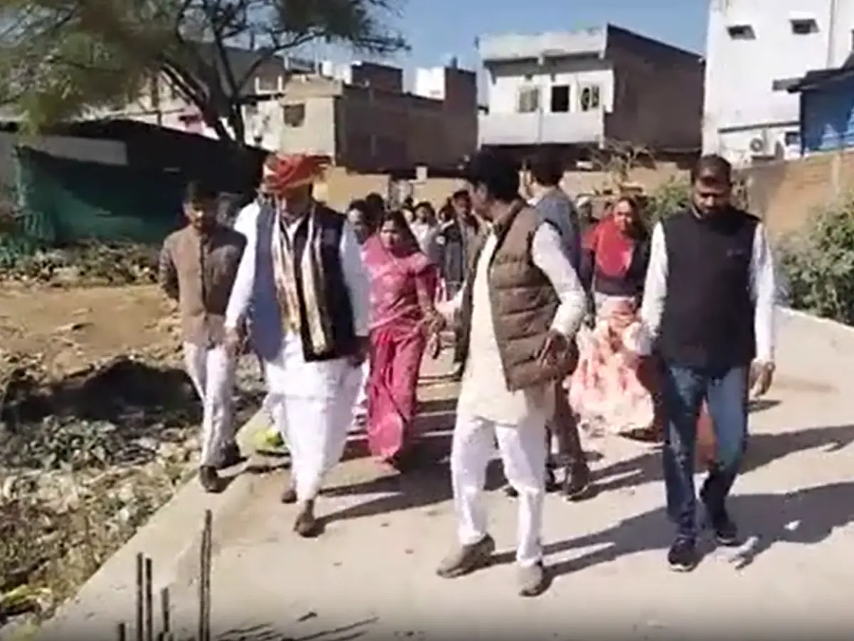 प्रतापगढ़ नाला विवाद ने पकड़ा तूल, मौके पर पहुंचे मंत्री झाबर सिंह खर्रा प्रतापगढ़ नाला विवाद ने पकड़ा तूल, मौके पर पहुंचे मंत्री झाबर सिंह खर्रा