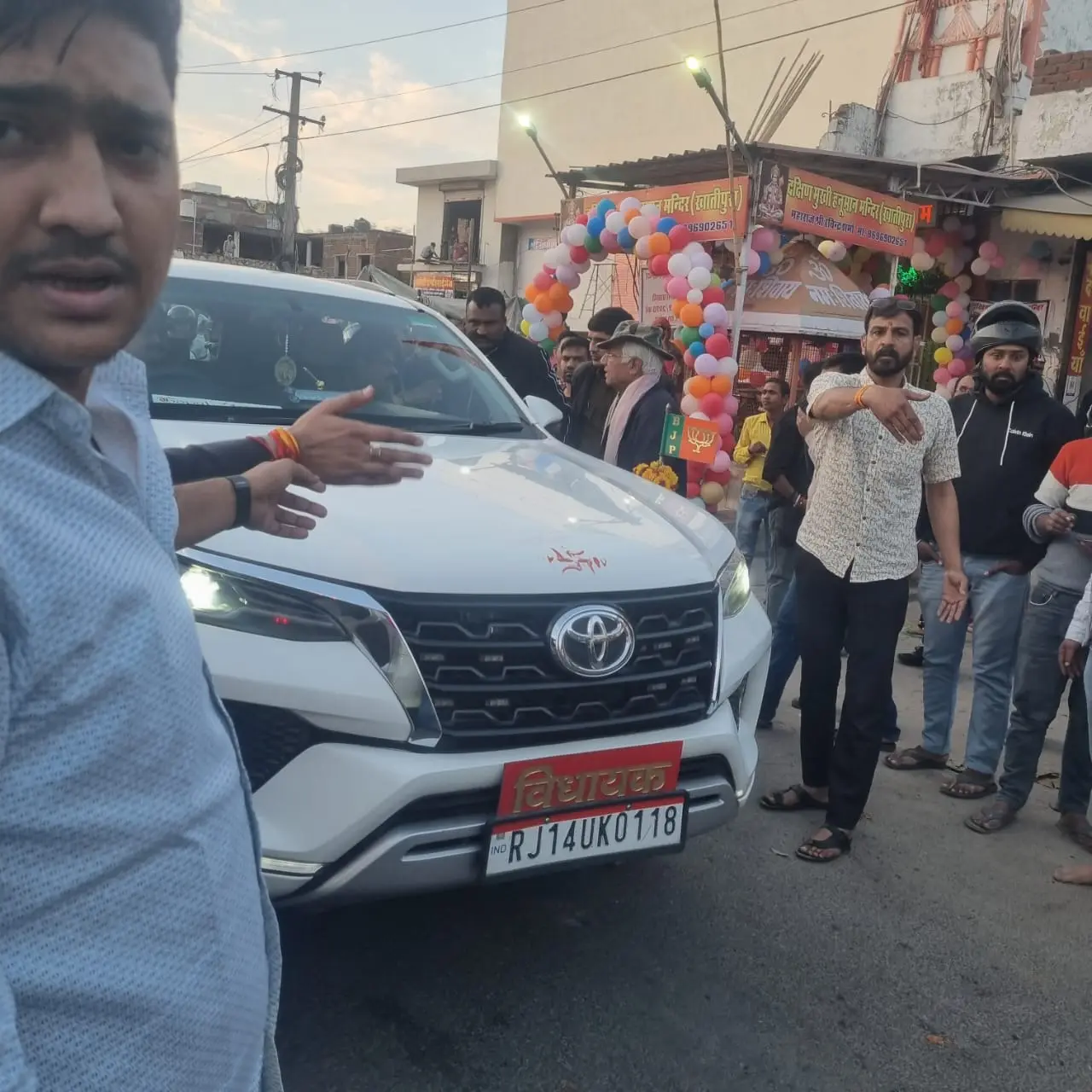 जयपुर में पौषवड़ा कार्यक्रम में पूर्व DGP नवदीप सिंह का हंगामा, गाड़ी हटाने को लेकर लोगों से भिड़ंत