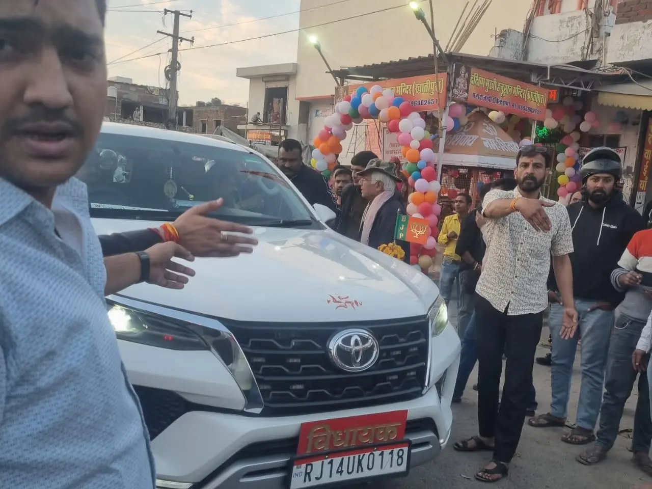 जयपुर में पौषवड़ा कार्यक्रम में पूर्व DGP नवदीप सिंह का हंगामा, गाड़ी हटाने को लेकर लोगों से भिड़ंत जयपुर में पौषवड़ा कार्यक्रम में पूर्व DGP नवदीप सिंह का हंगामा, गाड़ी हटाने को लेकर लोगों से भिड़ंत