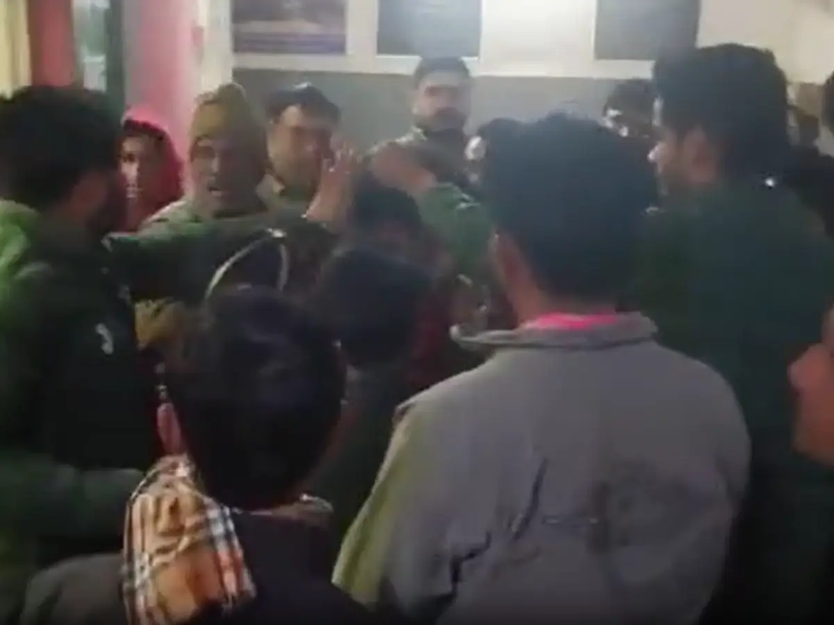बीकानेर के PBM अस्पताल में देर रात बड़ा हंगामा, मरीज और डॉक्टरों के बीच हुई मारपीट बीकानेर के PBM अस्पताल में देर रात बड़ा हंगामा, मरीज और डॉक्टरों के बीच हुई मारपीट