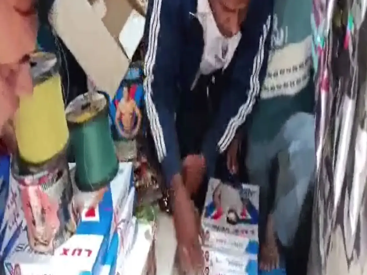 बैन होने के बावजूद अंडरगारमेंट्स के डिब्बों में छिपा कर बेची जा रही थी यह चीज, पुलिस ने तुरंत की जब्त बैन होने के बावजूद अंडरगारमेंट्स के डिब्बों में छिपा कर बेची जा रही थी यह चीज, पुलिस ने तुरंत की जब्त