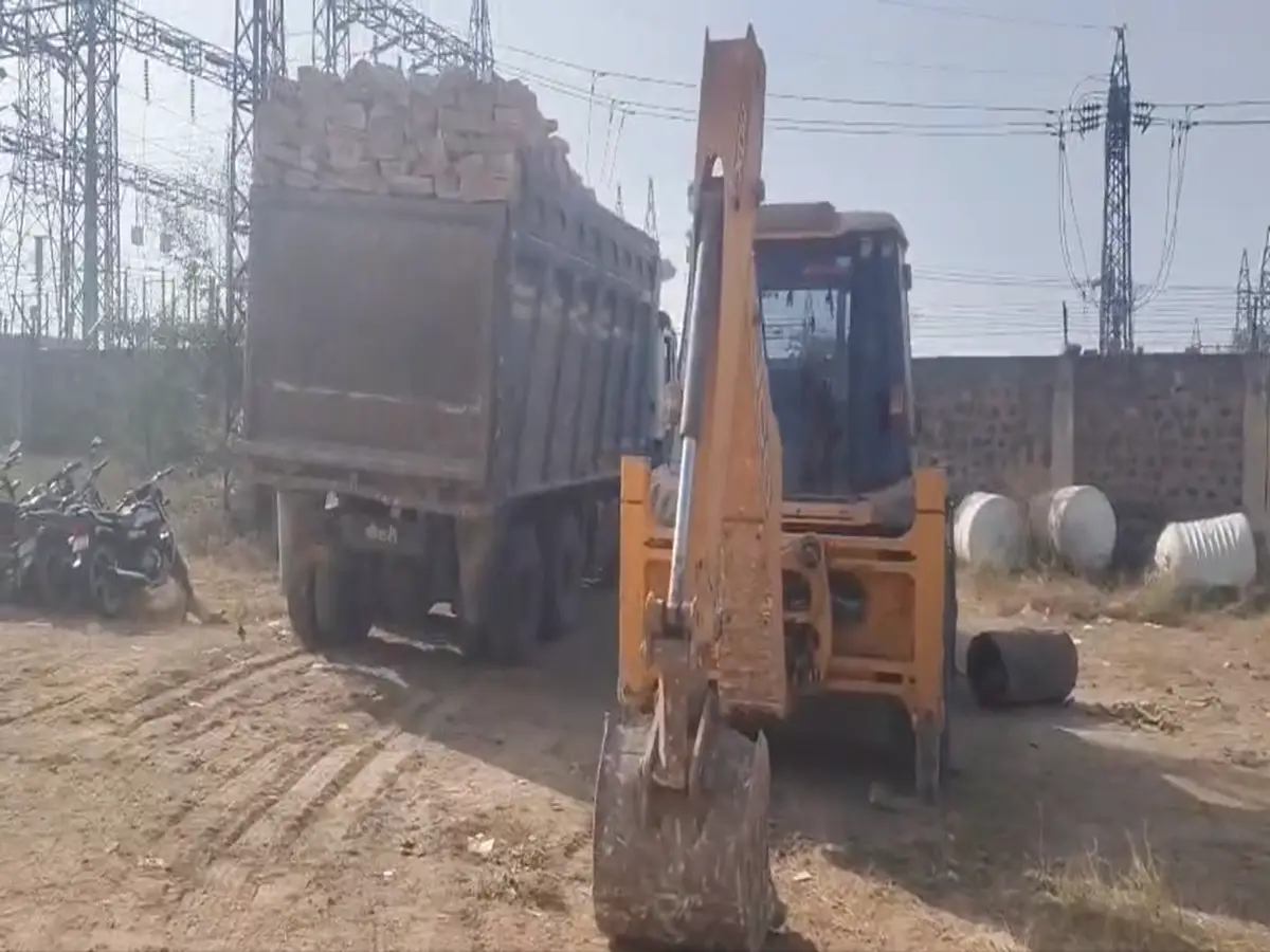 नागौर में खनन माफिया बेलगाम, सरकारी टीम पर किया पथराव, SP ने खुद संभाली कमान नागौर में खनन माफिया बेलगाम, सरकारी टीम पर किया पथराव, SP ने खुद संभाली कमान